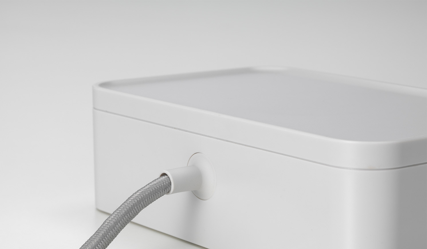 Vitra-Ampi-Stromanschlussbox-Elektrifizierung-am-Arbeitsplatz-in-soft-grey