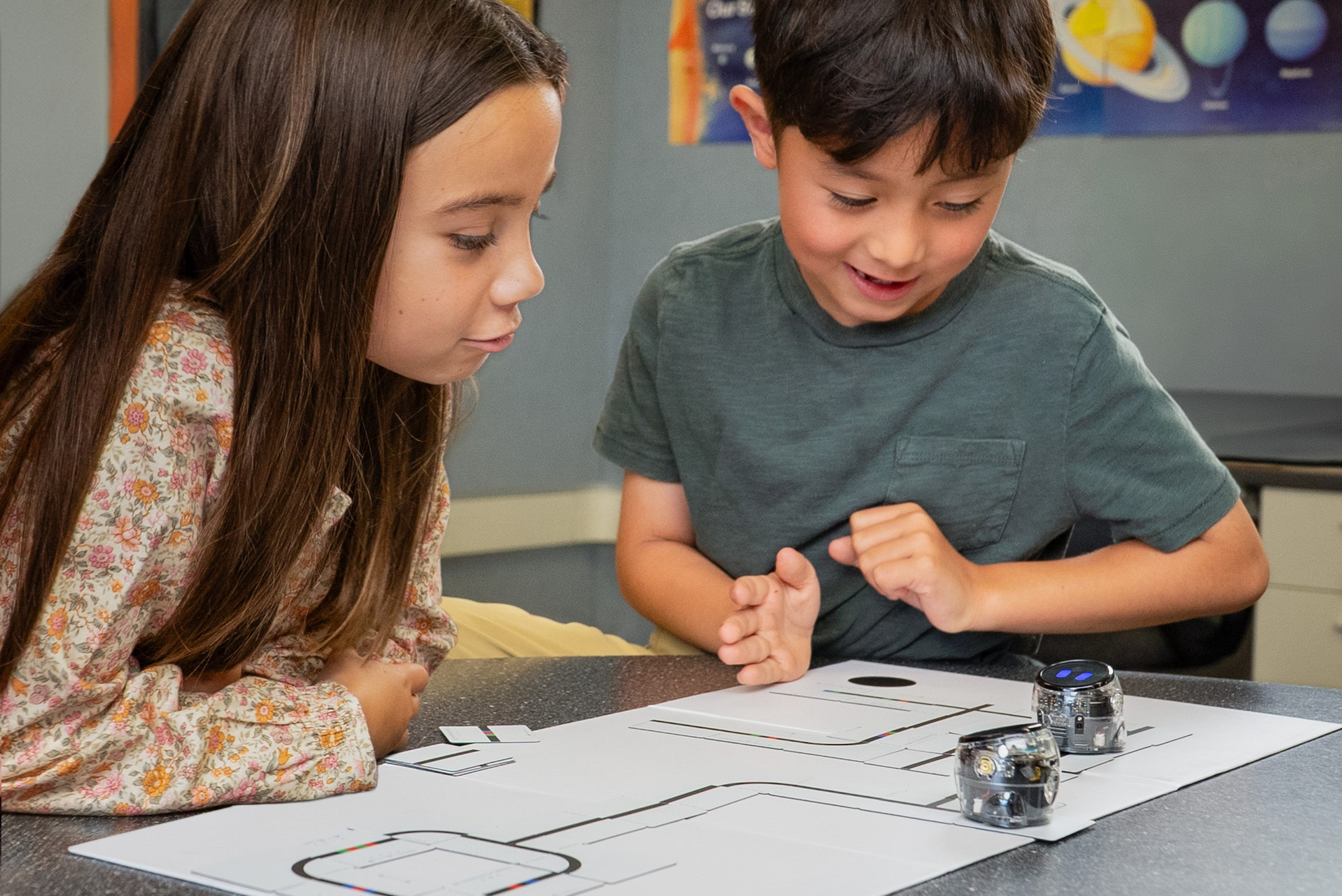 ozobot-ari-entry-kit-mit-einem-roboter-demoware