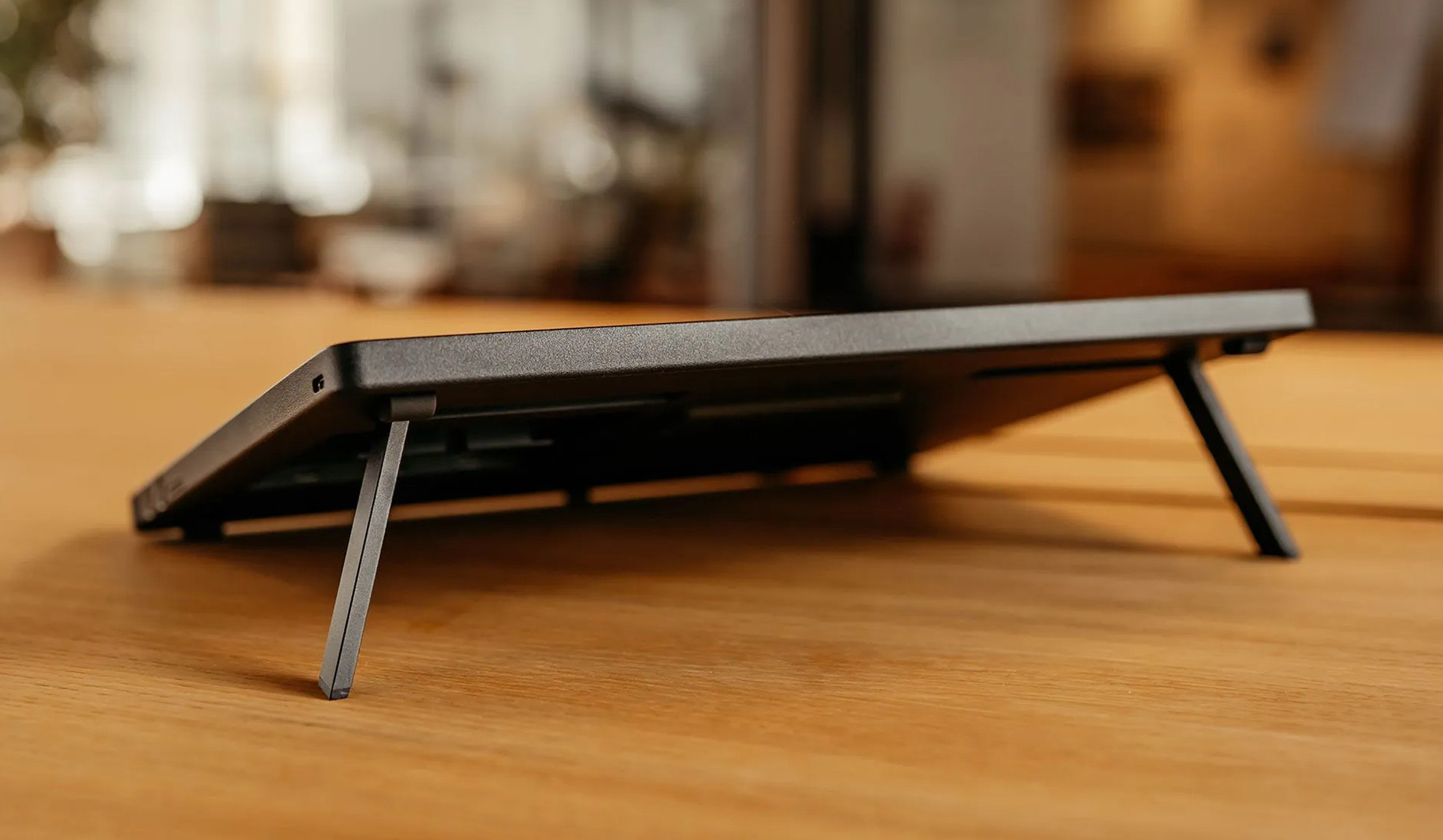 Wacom-Cintiq-16-pen-display-met-ingebouwde-uitklapbare-steunen