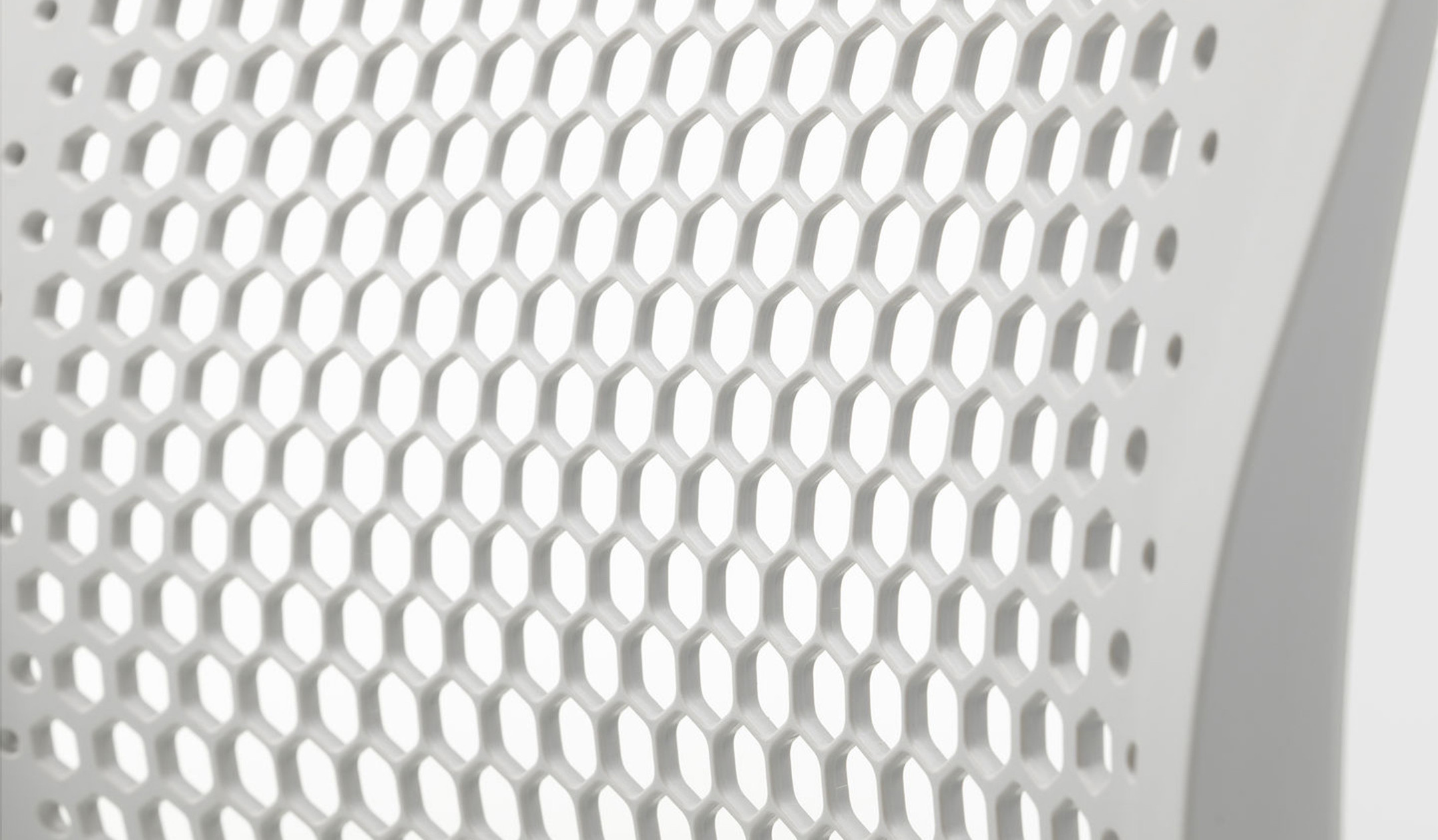 Vitra-ID-Visitor-Air-Besucherstuhl-mit-perforierter-Kunststoffruckenlehne-fur-ein-angenehmes-Sitzklima