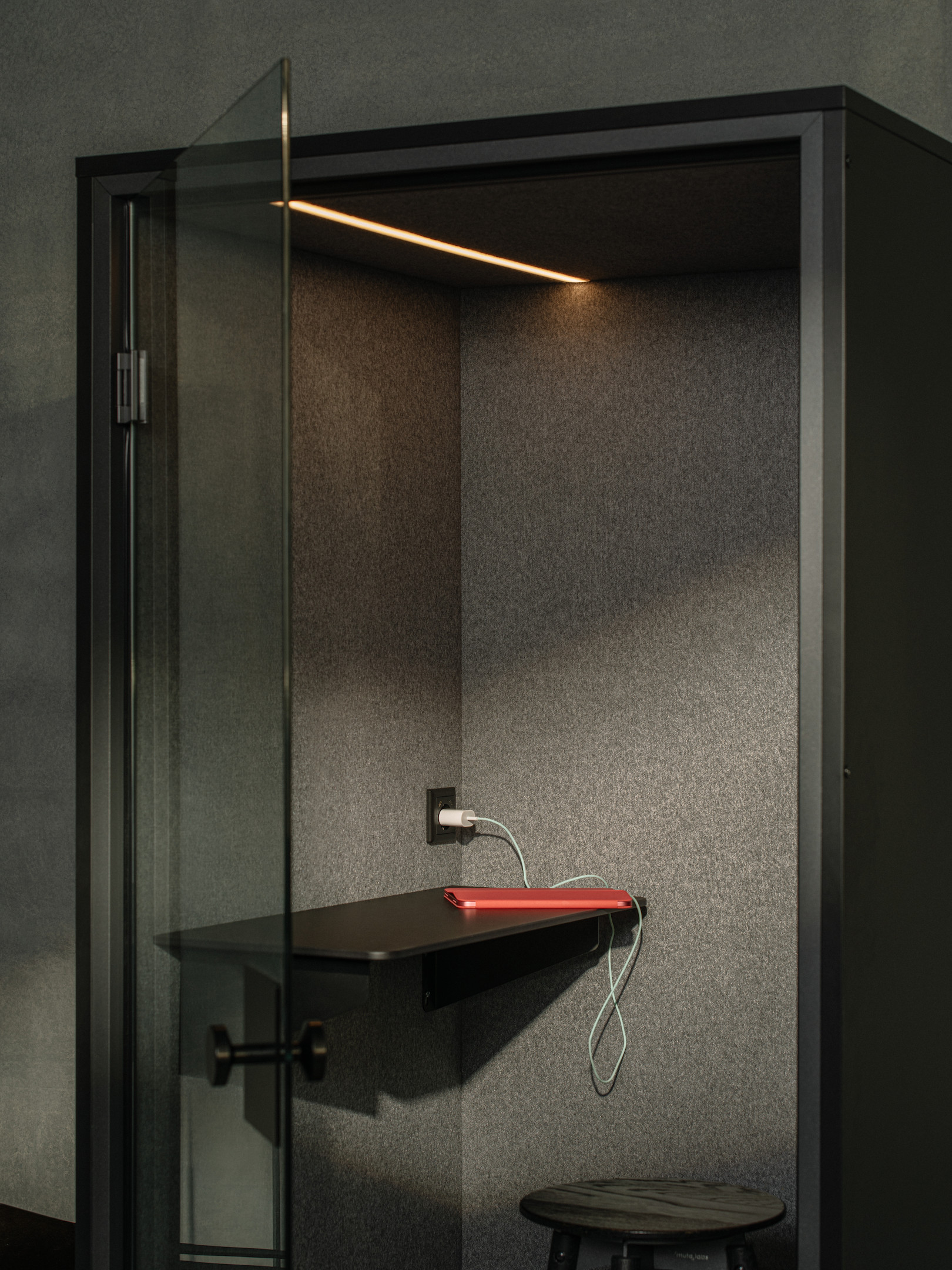 Berlin-Acoustics-FOCUS-Schallisolierende-Telefonbox-mit-integriertem-Tisch-fur-eine-Person