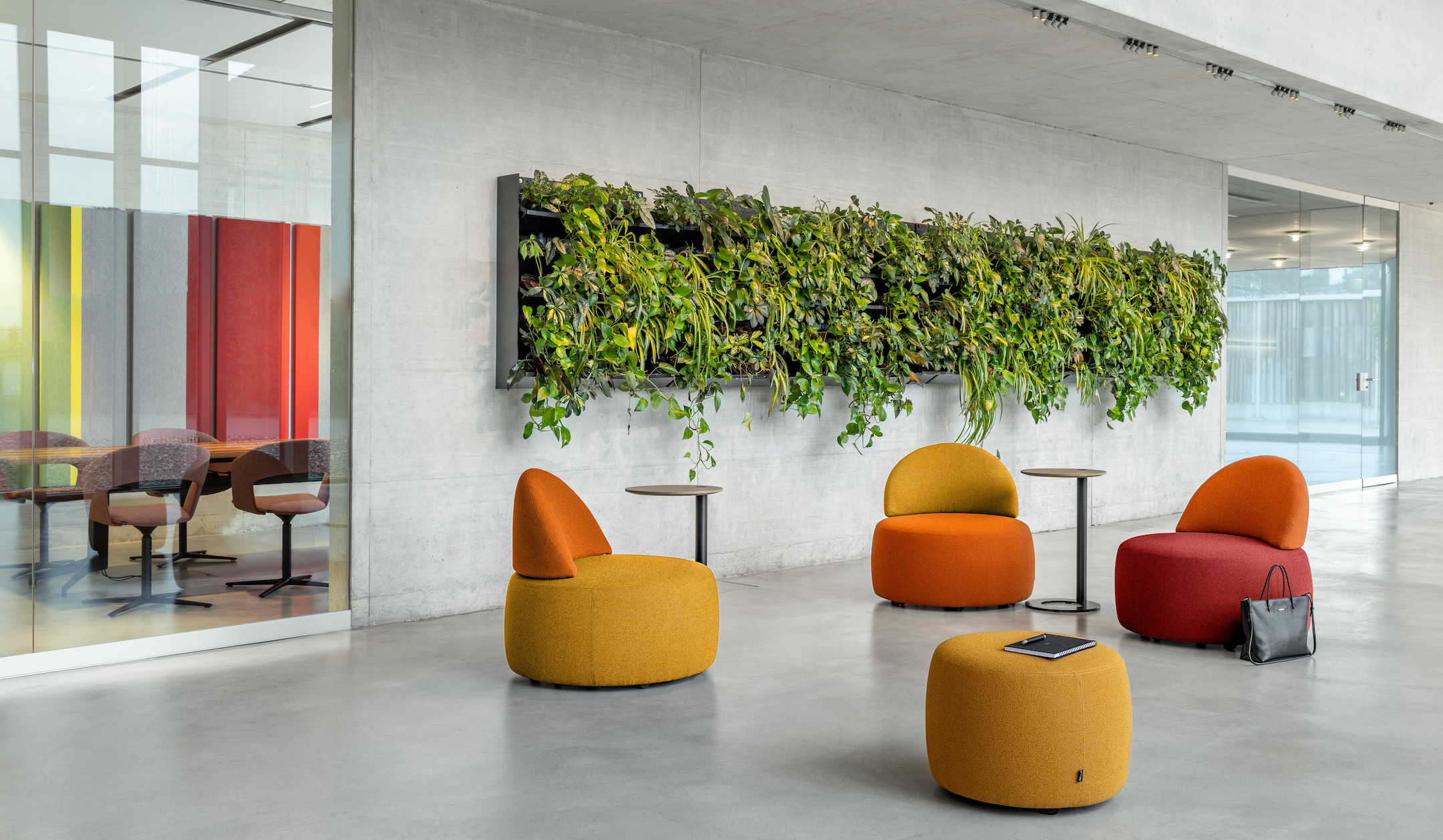 Girsberger-Tala-Beistelltisch-Schmale-Ablageflache-mit-praktischer-Stifthalterung-fur-Loungemobel