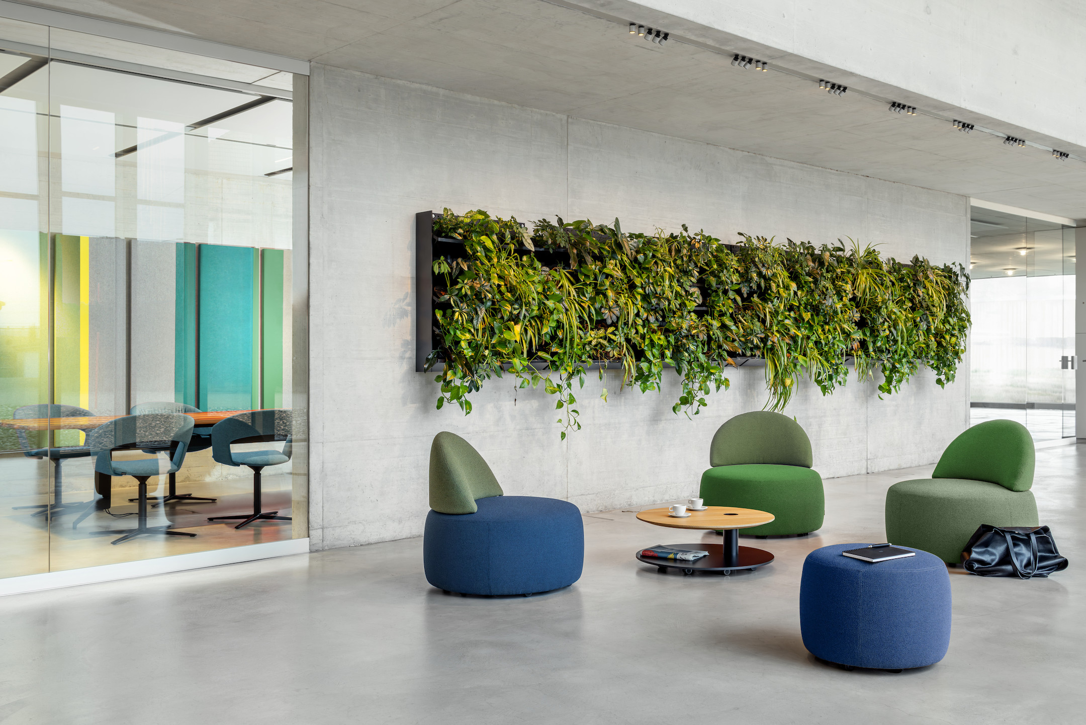 Girsberger-Tala-Low-Beistelltisch-Stilvolle-Ablageflache-auf-zwei-Ebenen-mit-praktischer-Stifthalterung