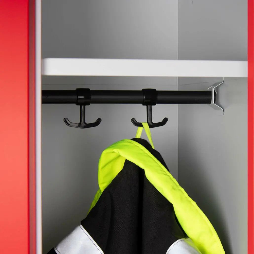 rotstahl-Kleiderspind-mit-Gummipuffern-fur-Buros-oder-Schulungszentren