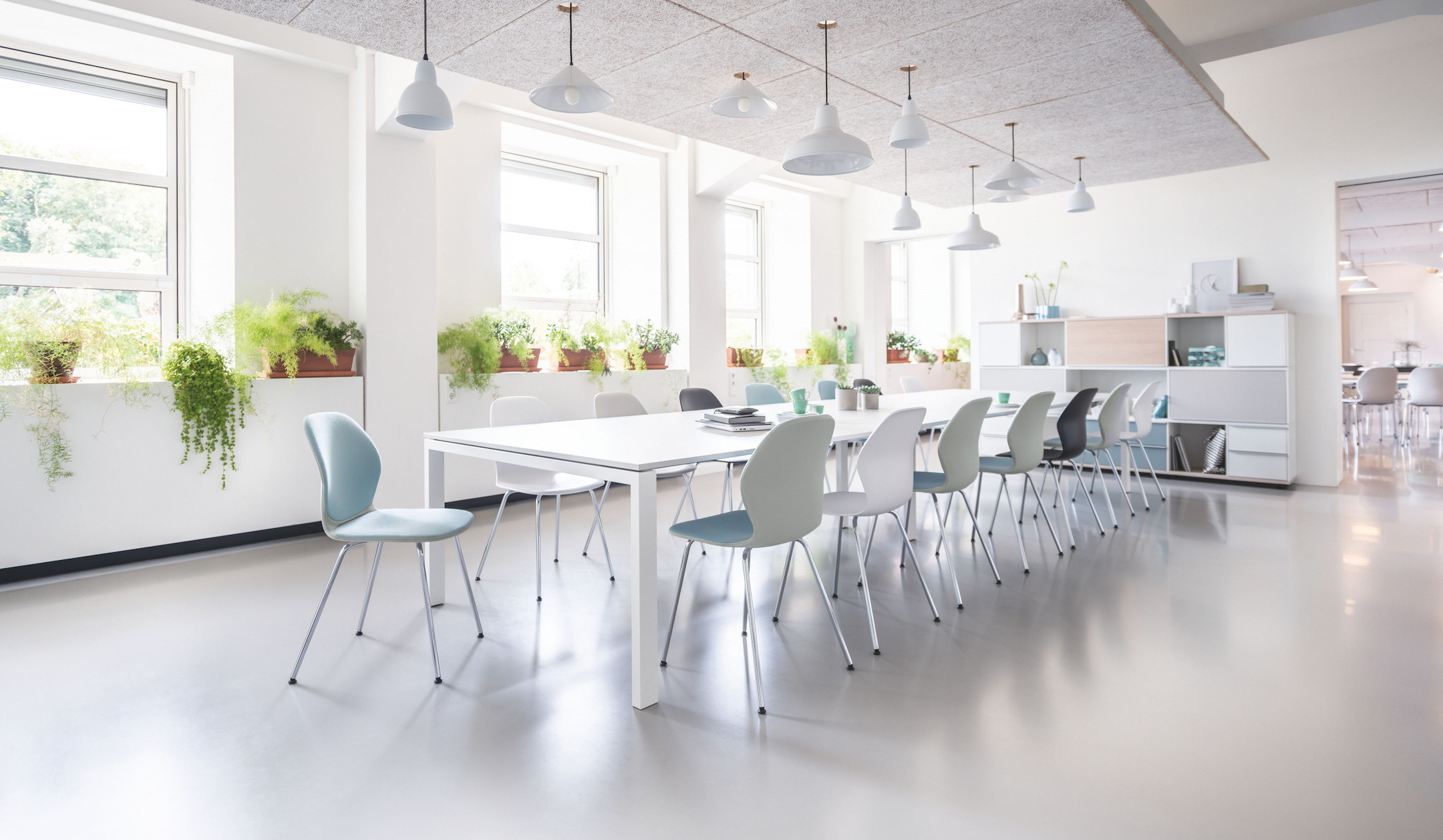 Sedus-get-together-wood-Einzel-und-Teamarbeitstisch-mit-Massivholzfussen-und-Kabelwanne-fur-das-Buro