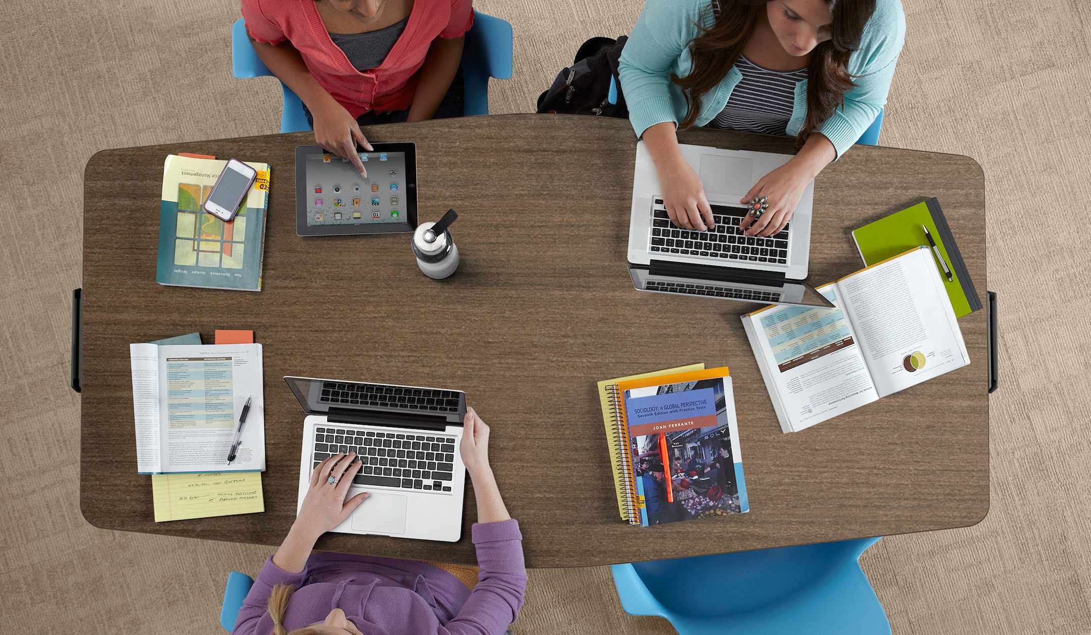 Steelcase-Verb-mobiler-Studenten-Tisch-in-Chevron-Form-fur-aktives-Lernen-und-Gruppenarbeit