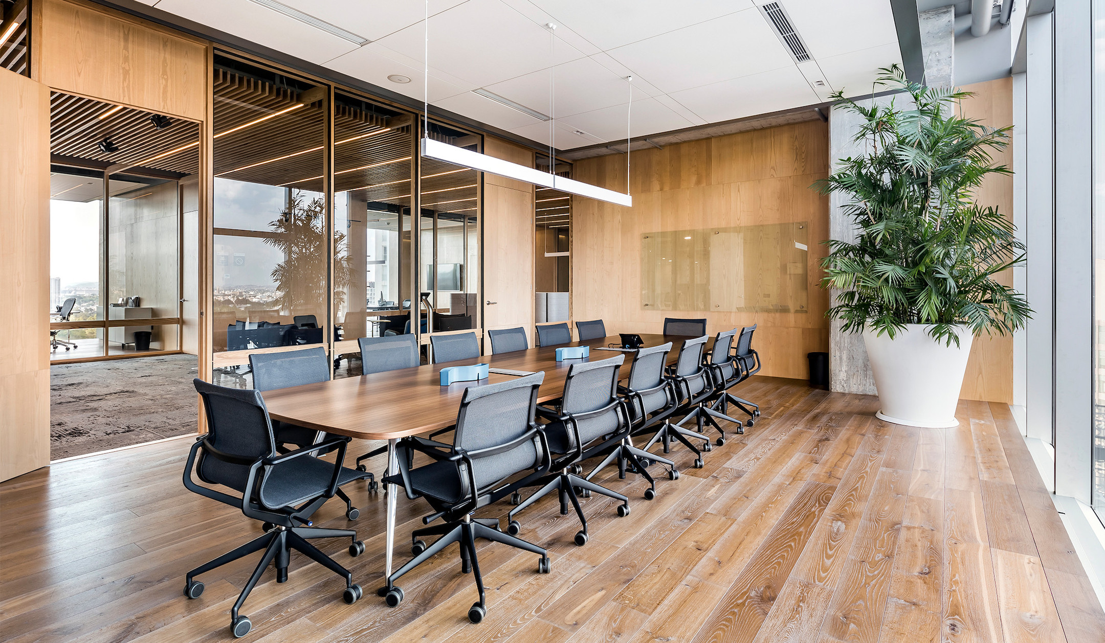 Vitra-MedaMorph-Konferenztisch-in-Bootsform-mit-intelligenter-Elektrifizierung-fur-effiziente-Meetings