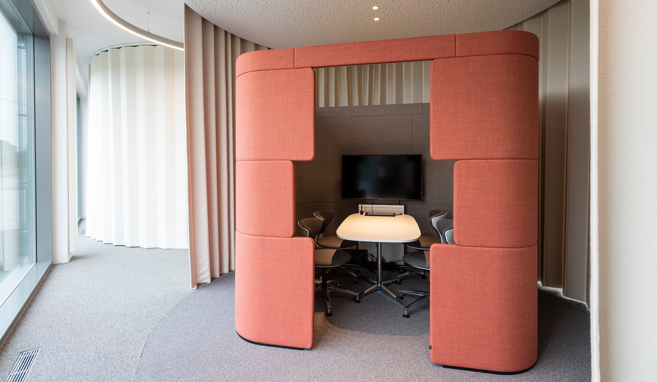 Bene-PARCS-Media-Board-Medienstele-fur-digital-gestutztes-Zusammenarbeiten-im-Team