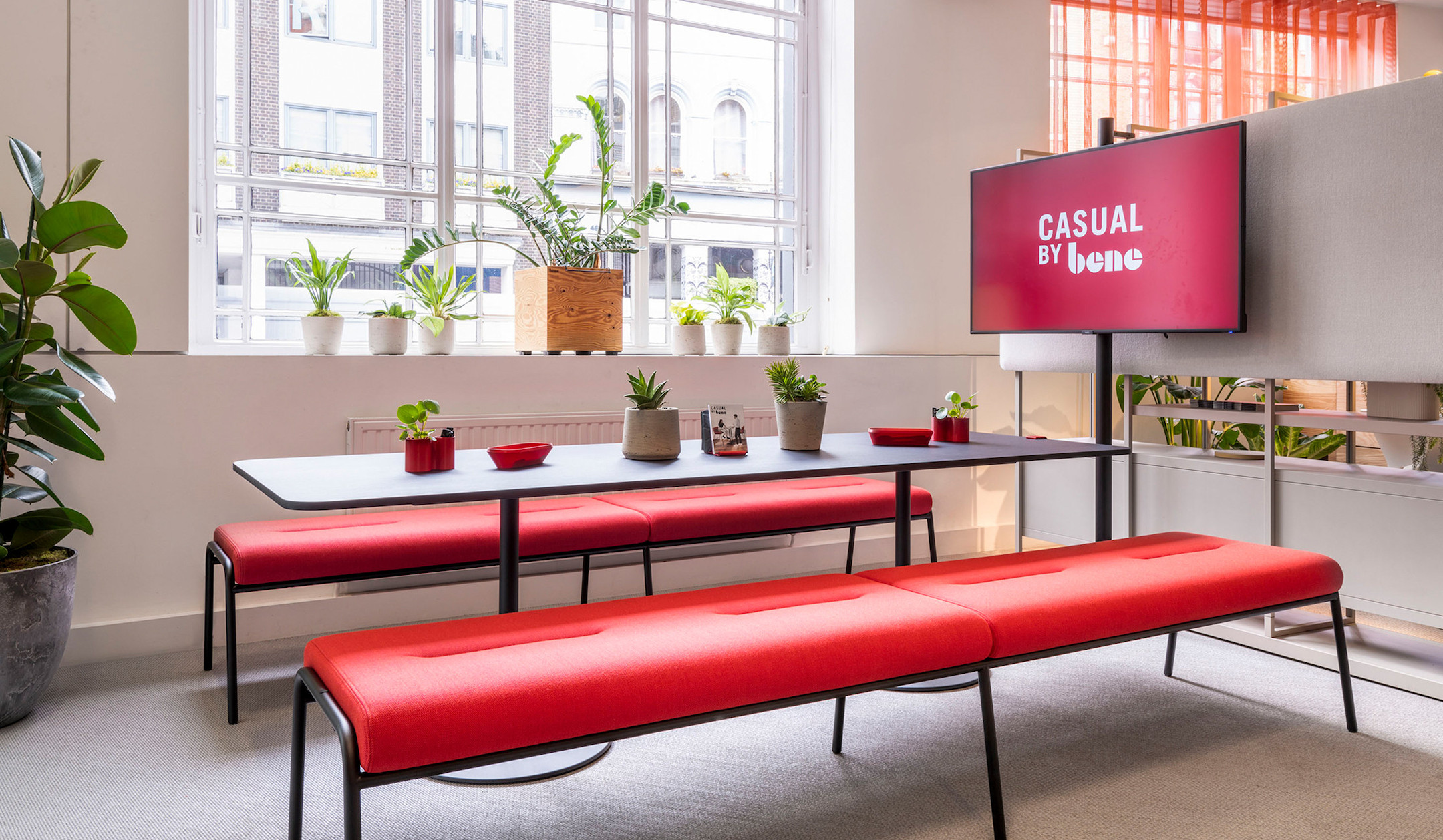 Bene-CASUAL-Table-Low-Besprechungstisch-in-Sitzhohe-mit-individuell-konfigurierbarer-Plattenform