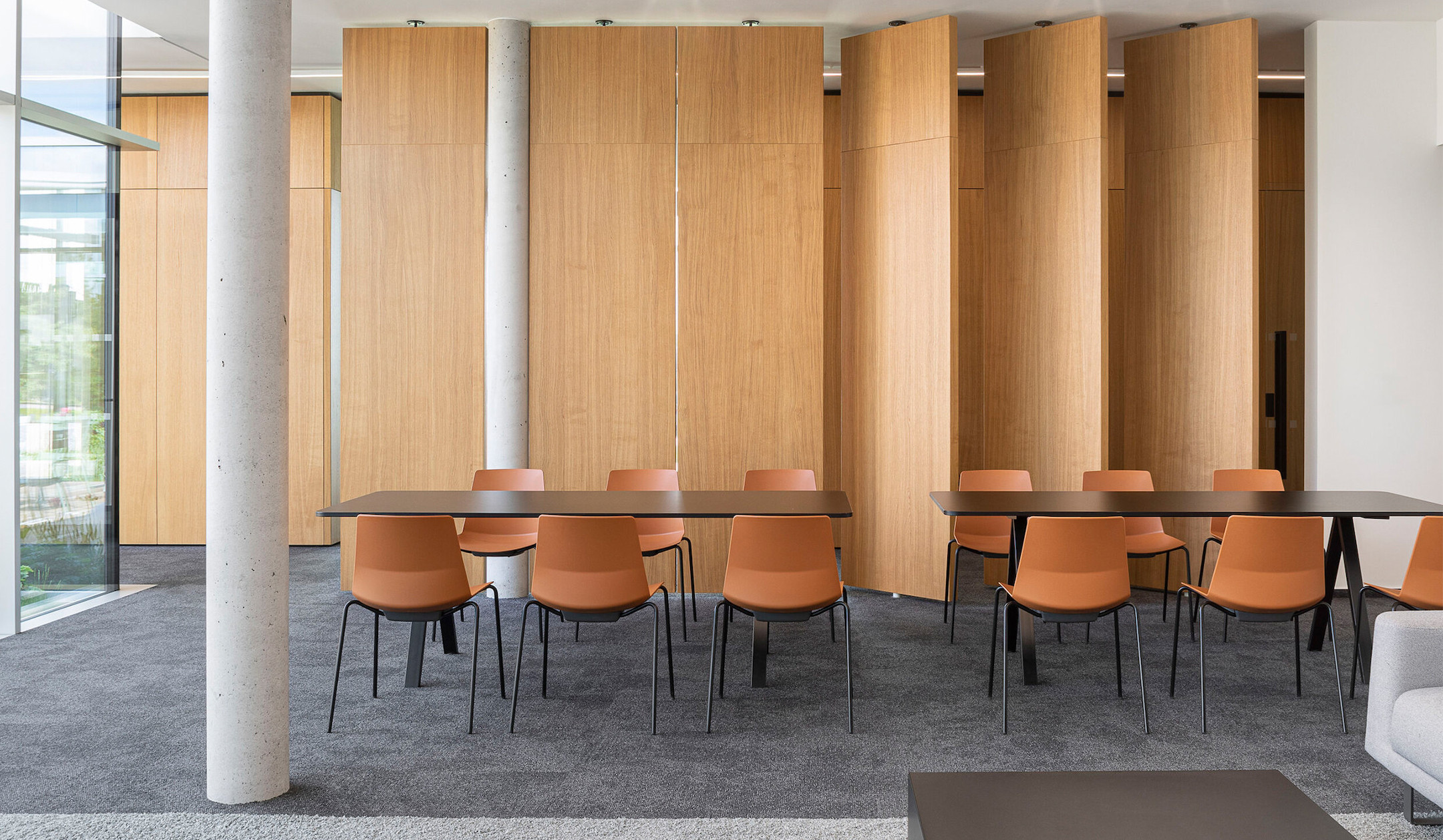 Bene-DELTA-PURE-MEETING-Besprechungstisch-mit-vielfaltiger-Gestell-und-Plattenauswahl