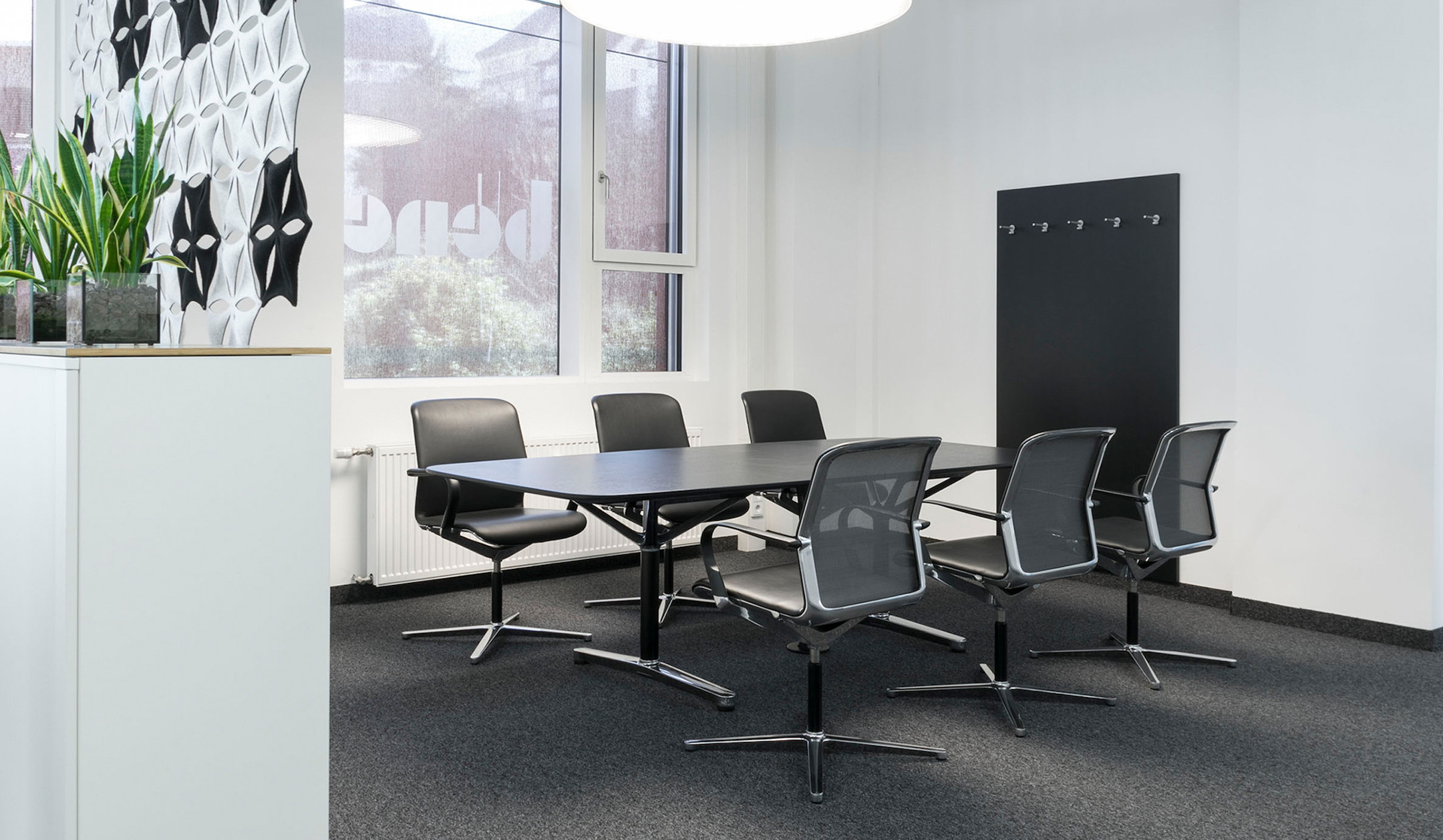 Bene-FILO-Table-ovaler-Besprechungstisch-mit-einteiliger-Tischplatte-fur-den-schnellen-Austausch