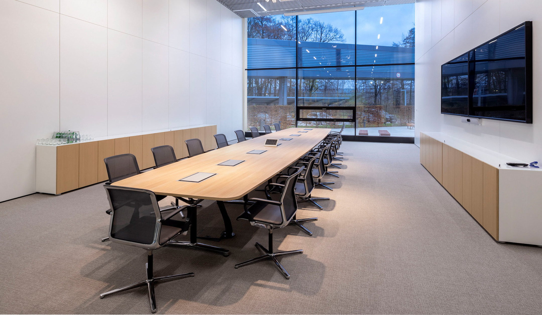 Bene-FILO-Table-ovaler-Besprechungstisch-mit-dreiteiliger-Tischplatte-fur-reprasentative-Entscheidungsgremien