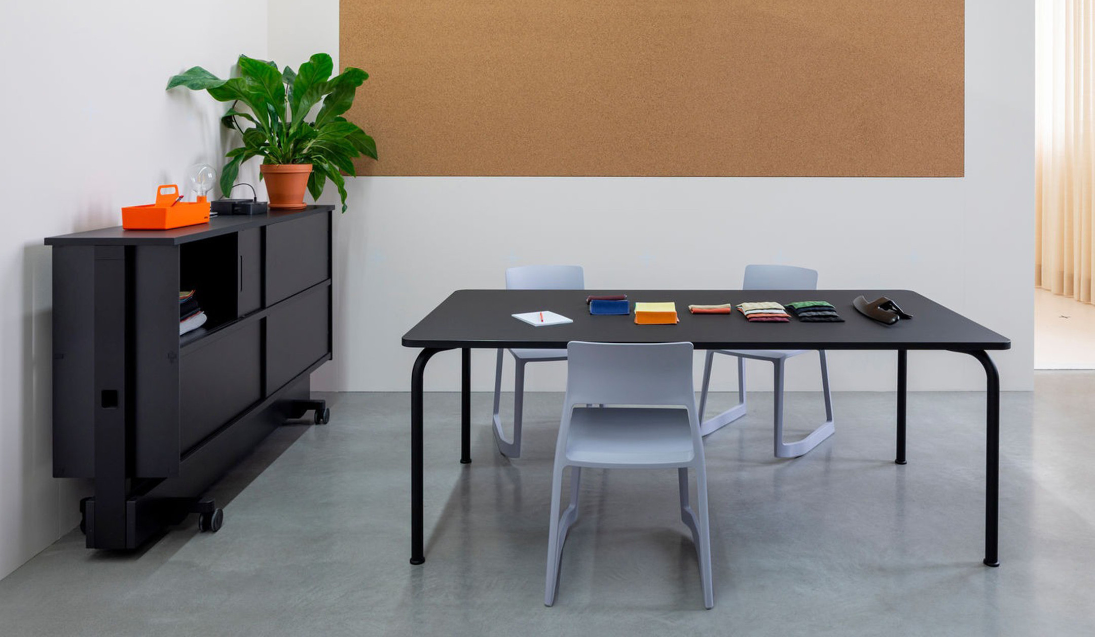 Vitra-Scout-Meet-Konferenz-und-Besprechungstisch-fur-umfangreiche-Meetings