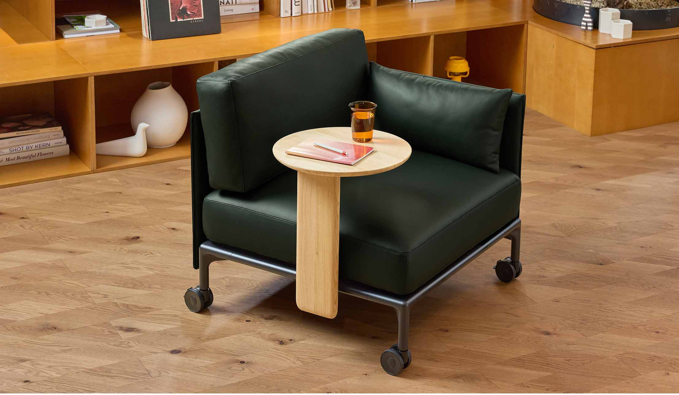 Vitra-Anagram-Club-flexibles-Sofasystem-fur-die-individuelle-Gestaltung-komfortabler-Sitzlandschaften-und-Loungebereiche