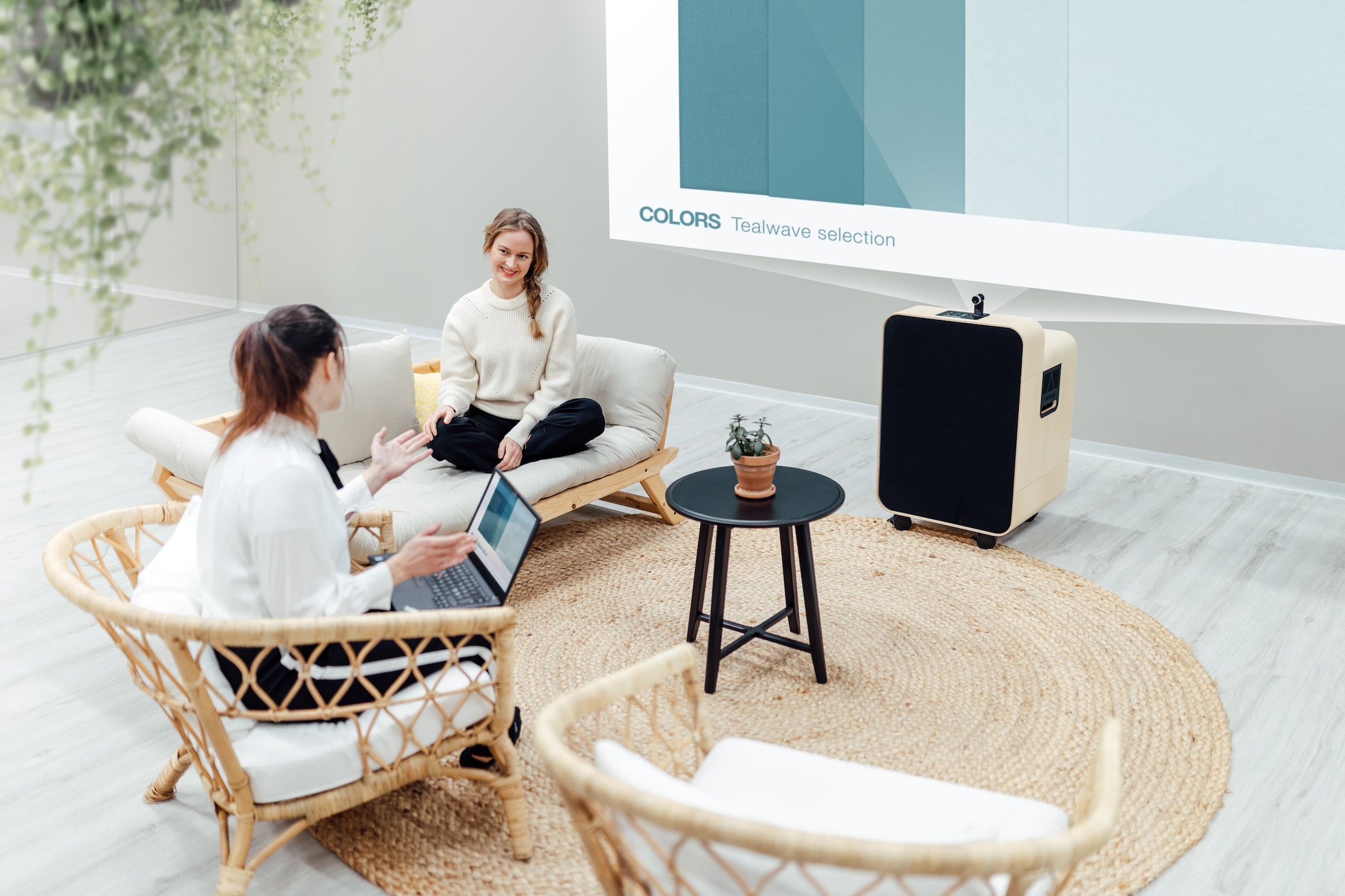 Artome-M10-alles-in-een-videoconferentiesysteem-zwart-gebeitst-essenhout-met-zwarte-stof