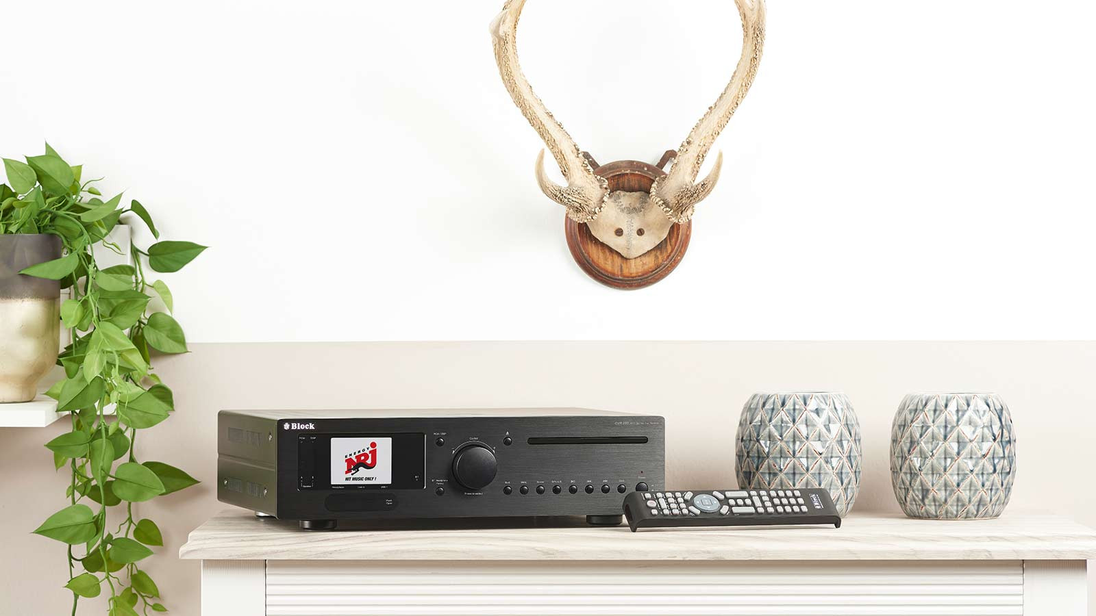 Block-CVR-200-Blu-ray-internetstereoreceiver-met-2x-100-W-muziekvermogen-voor-streaming-en-videoweergave-in-saffierzwart