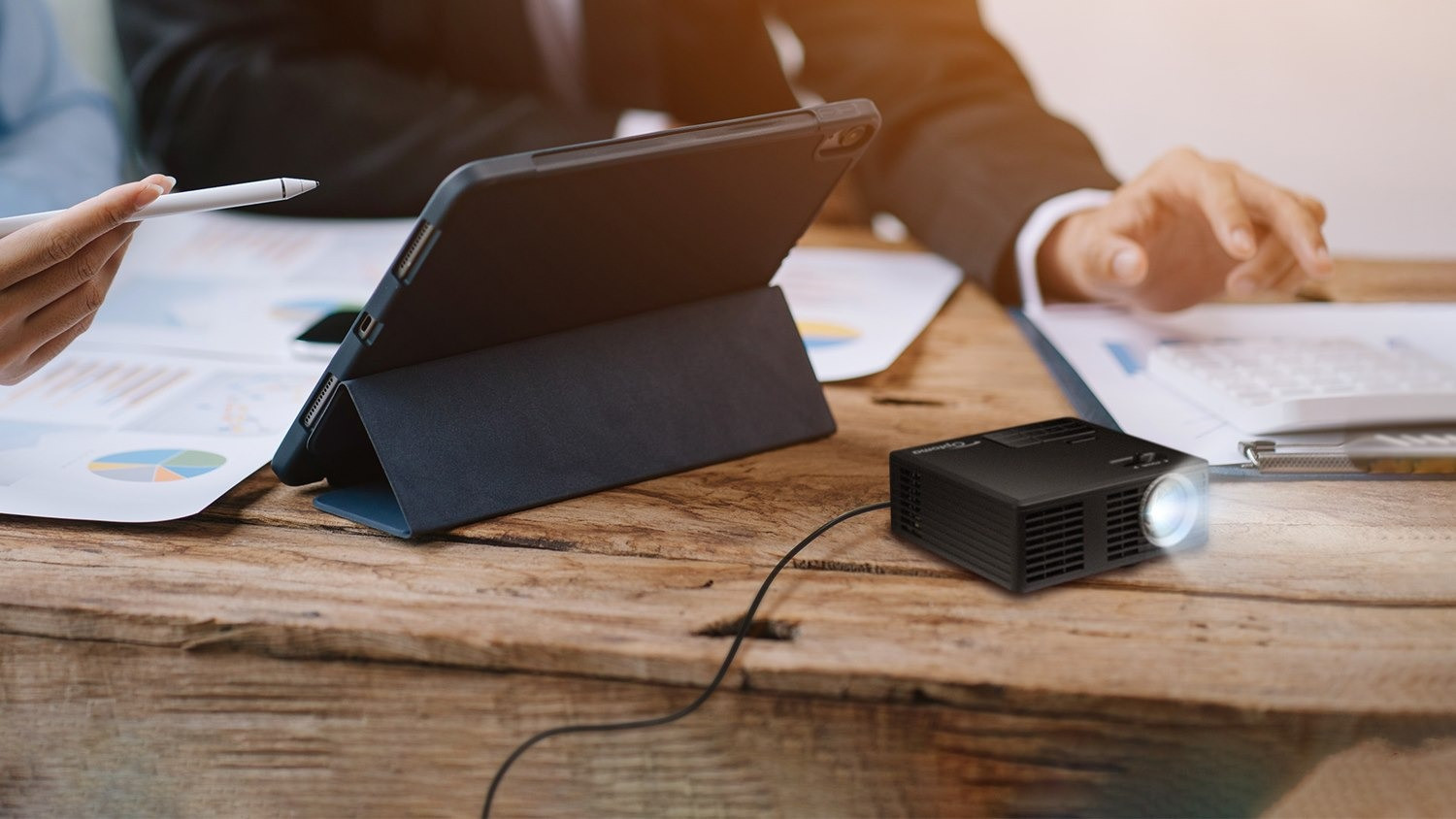 Optoma-ML750i-Draagbare-mini-ledbeamer-met-ingebouwd-geheugen-mediaspeler-Office-Viewer-en-luidspreker