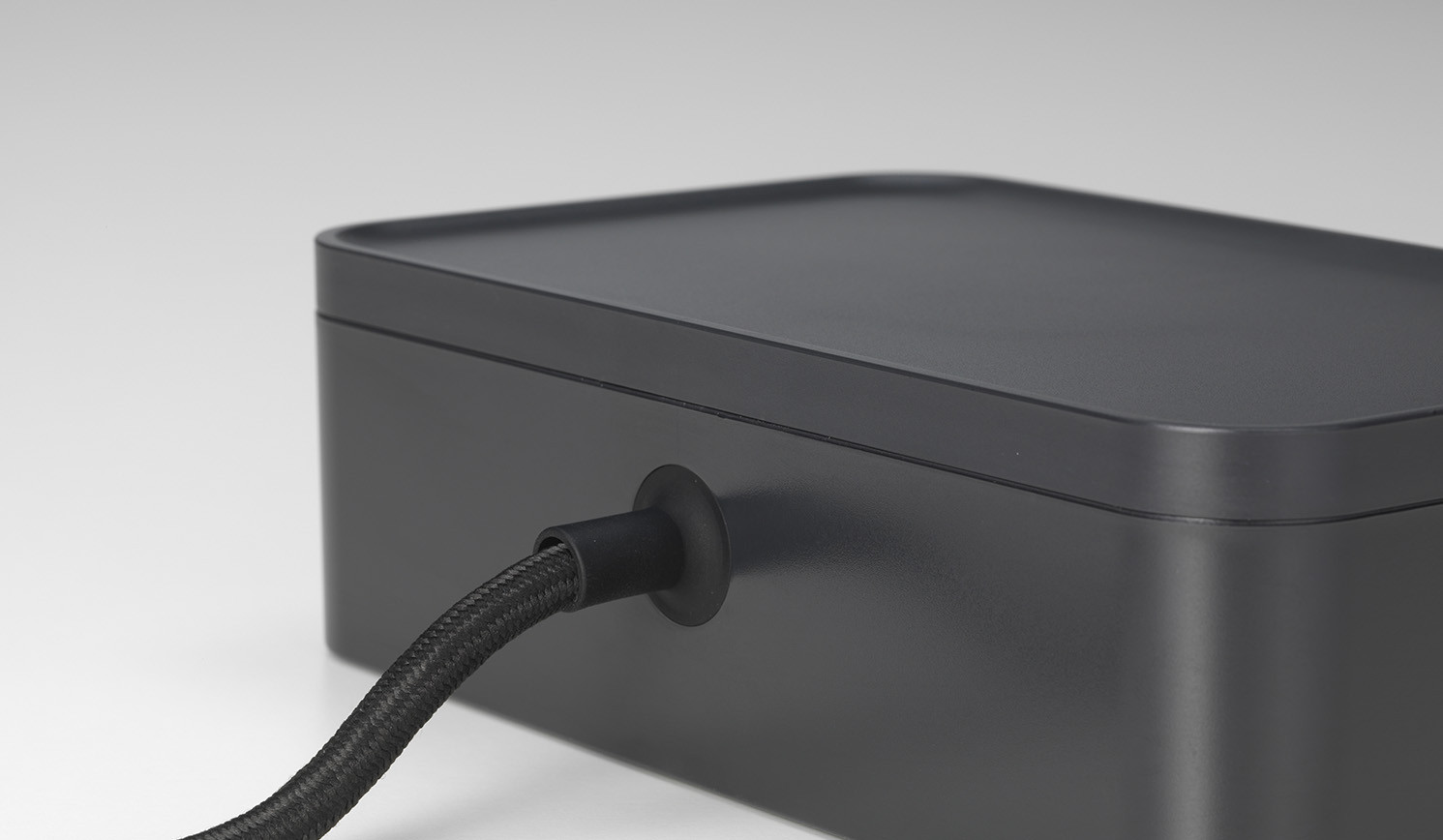 Vitra-Ampi-Stromanschlussbox-fur-die-Elektrifizierung-des-Arbeitsplatzes-in-basic-dark