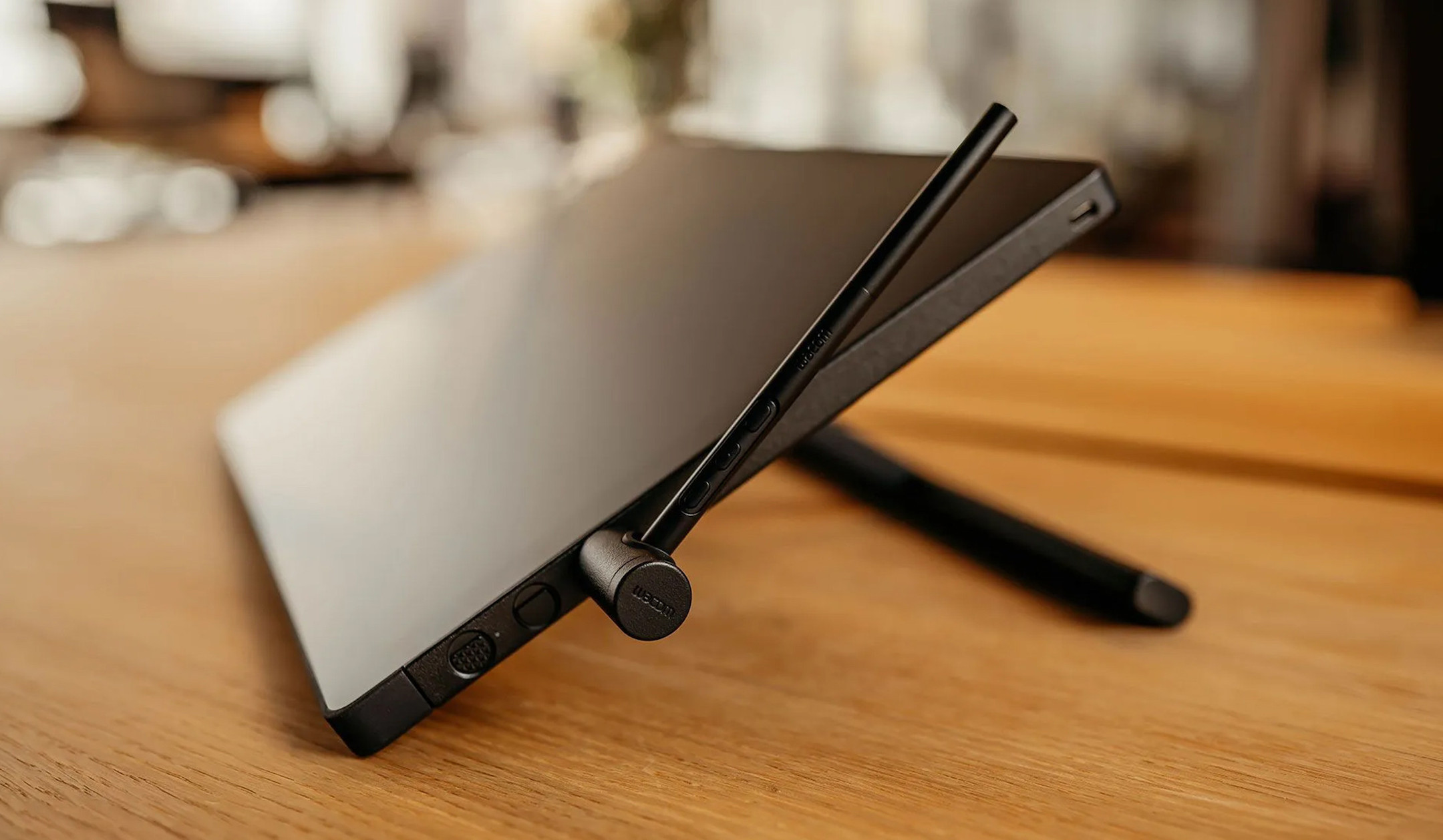 Wacom-Cintiq-16-pen-display-met-ingebouwde-uitklapbare-steunen