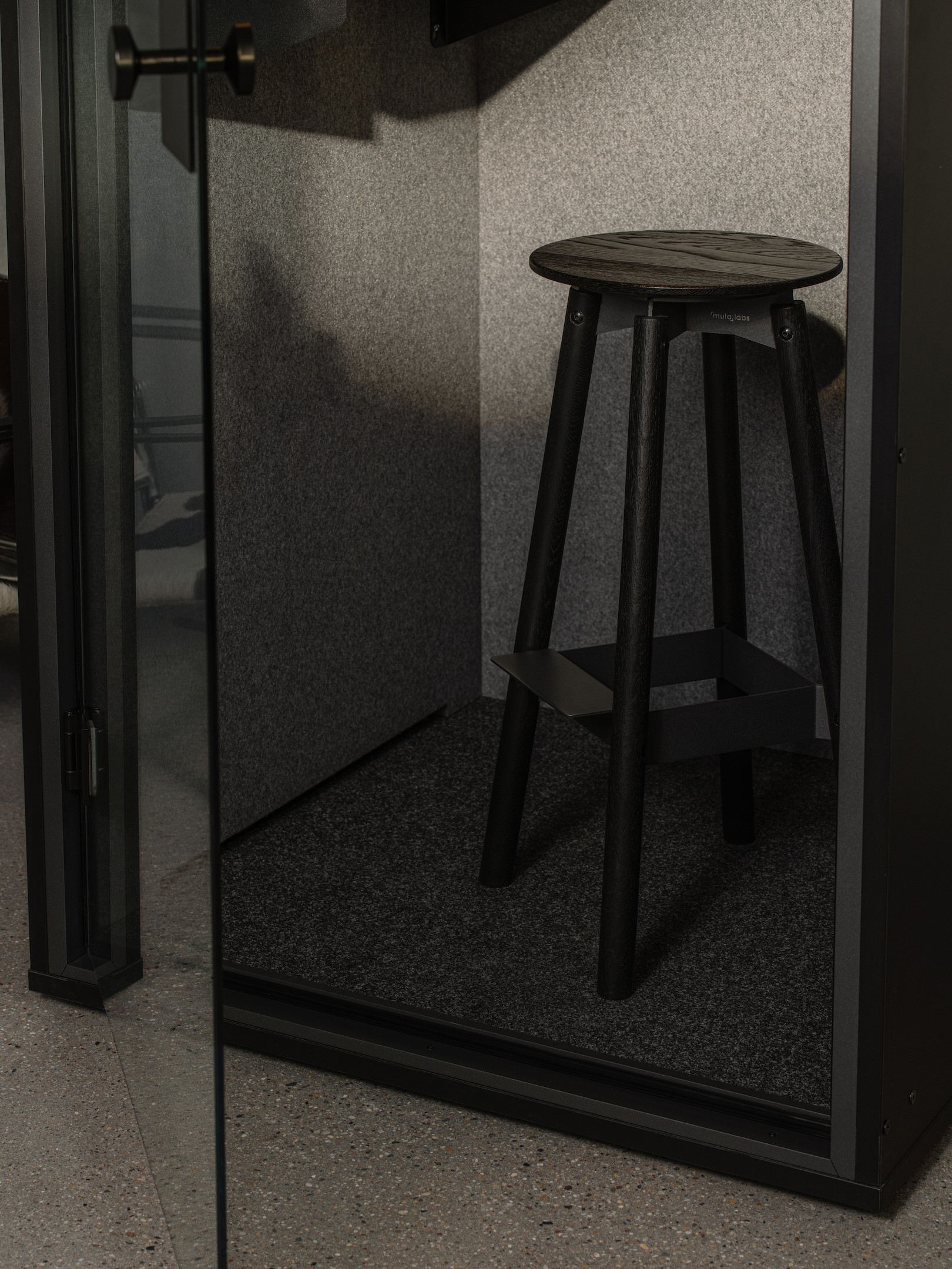 Berlin-Acoustics-FOCUS-Schallisolierende-Telefonbox-mit-integriertem-Tisch-fur-eine-Person
