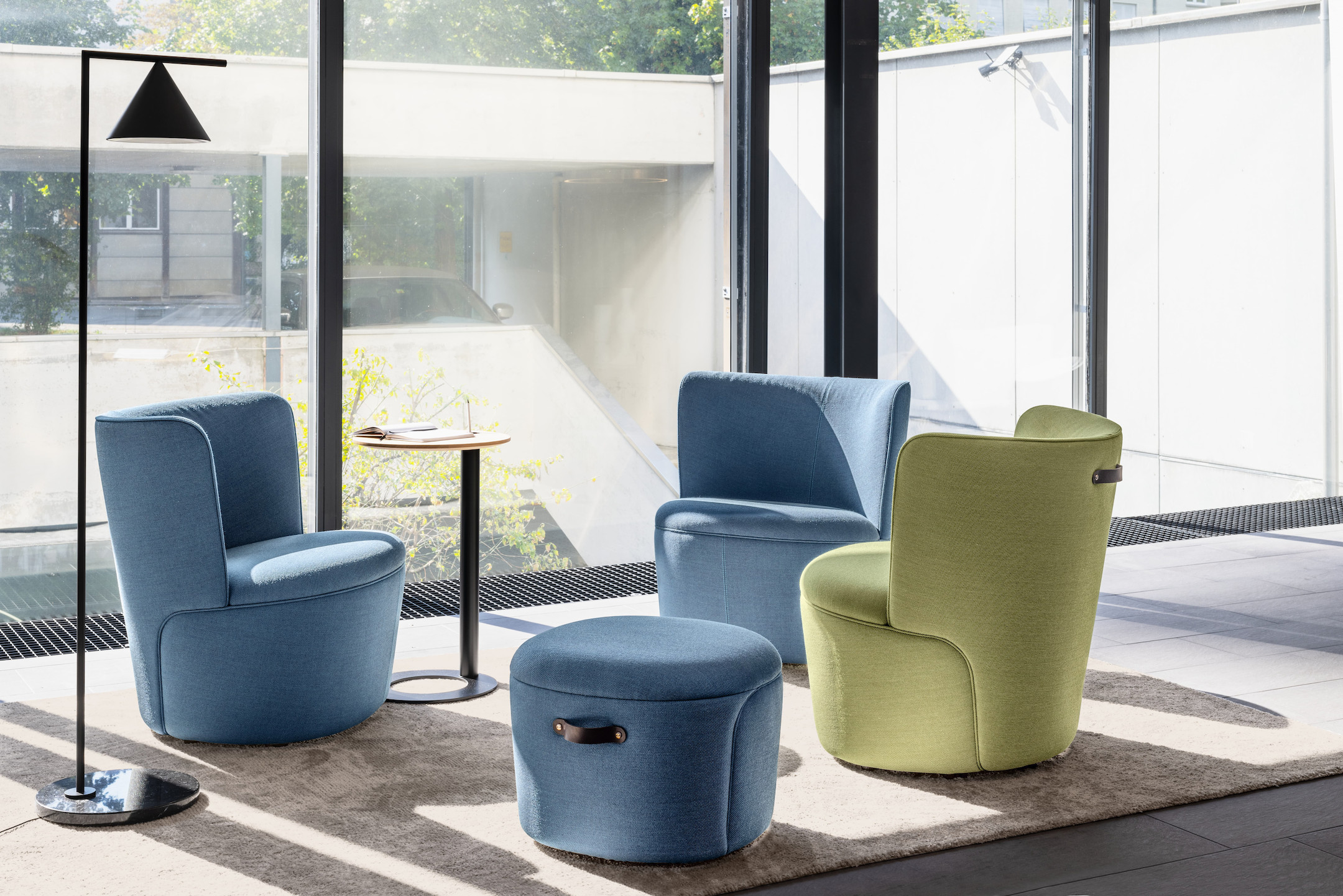 Girsberger-Tala-Beistelltisch-Schmale-Ablageflache-mit-praktischer-Stifthalterung-fur-Loungemobel