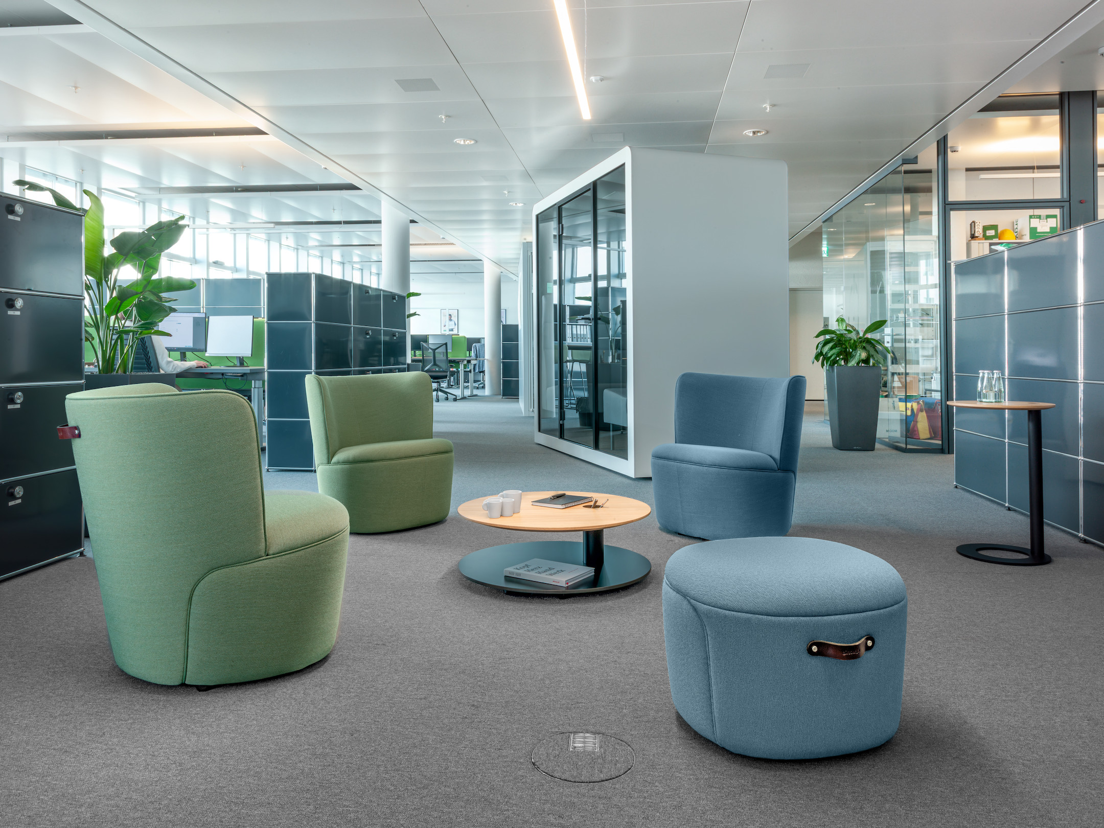 Girsberger-Tala-Low-Beistelltisch-Stilvolle-Ablageflache-auf-zwei-Ebenen-mit-praktischer-Stifthalterung