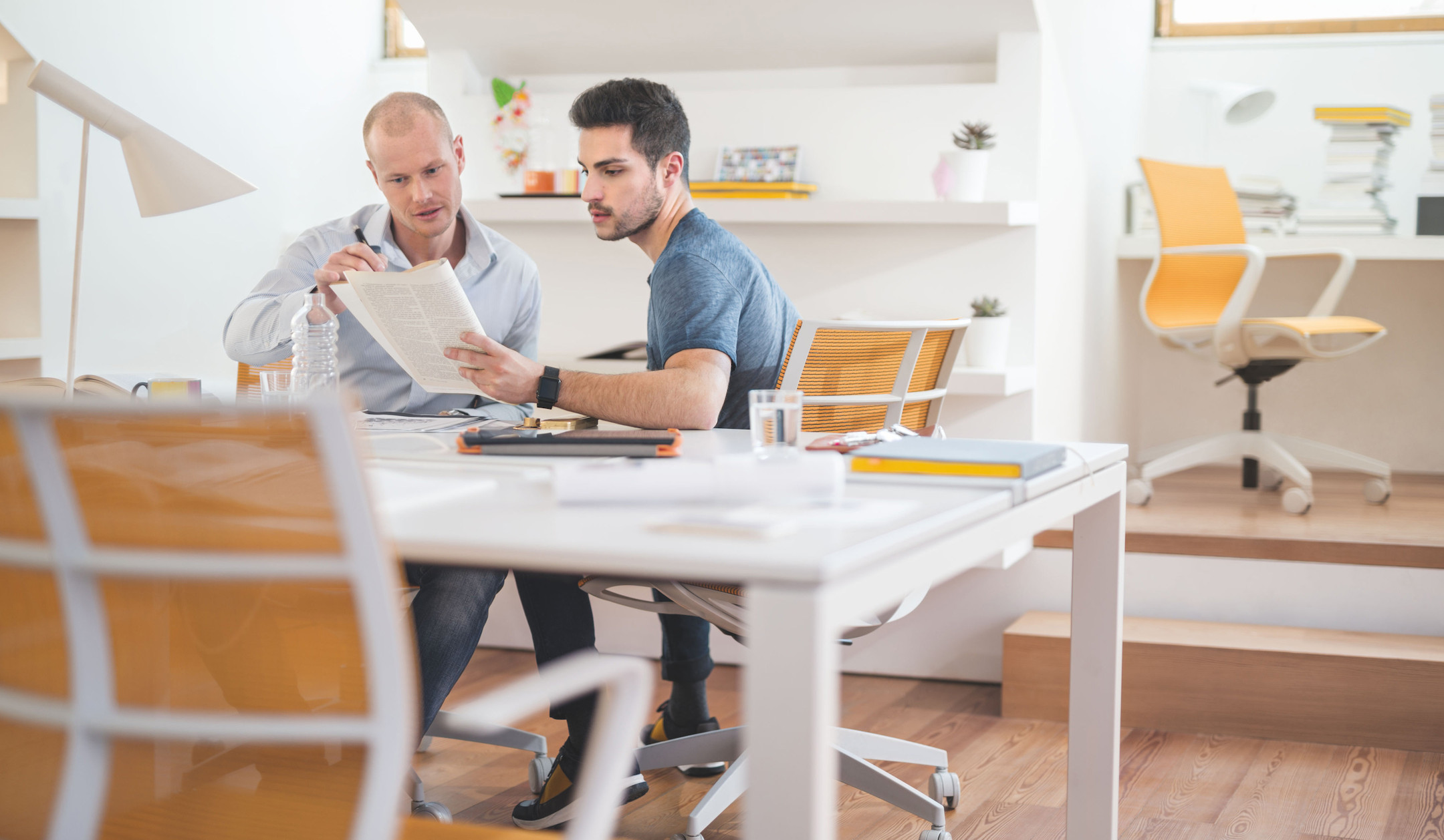 Sedus-get-together-wood-Einzel-und-Teamarbeitstisch-mit-Massivholzfussen-und-Kabelwanne-fur-das-Buro
