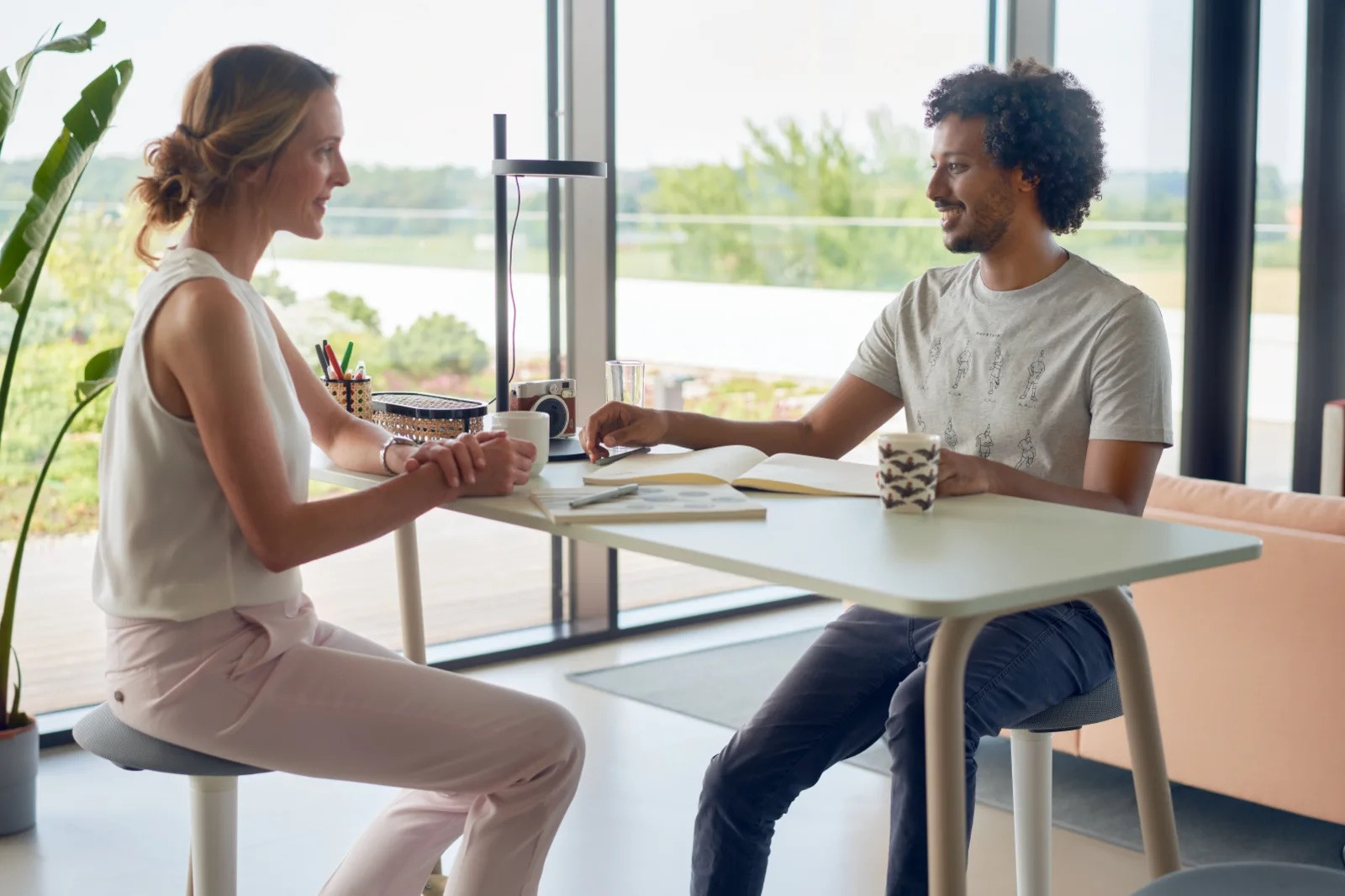 Sedus-se-lab-work-desk-auf-Rollen-und-Kabelwanne-fur-agile-Teams