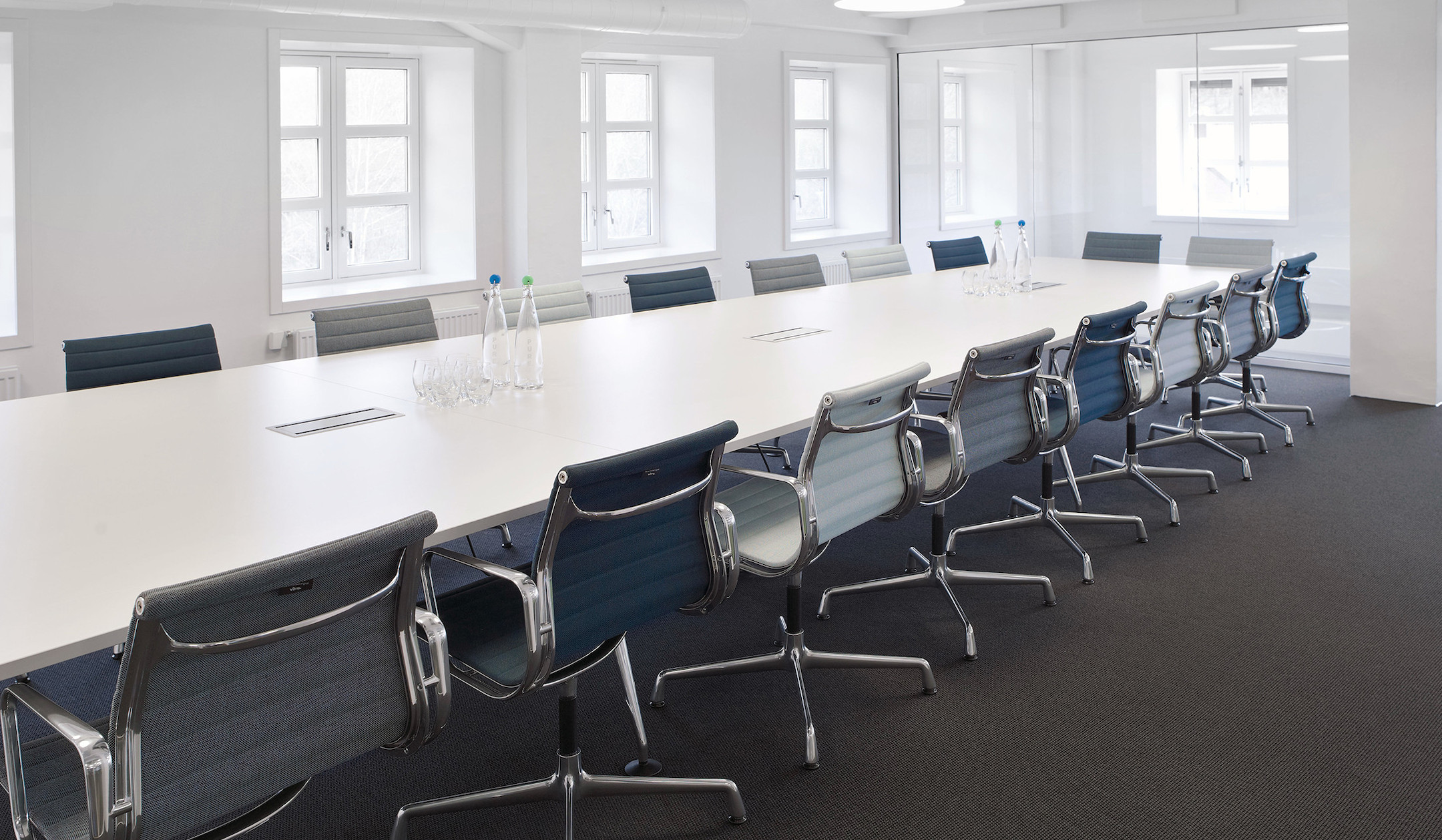 Vitra-MedaMorph-Konferenztisch-in-Bootsform-mit-intelligenter-Elektrifizierung-fur-effiziente-Meetings