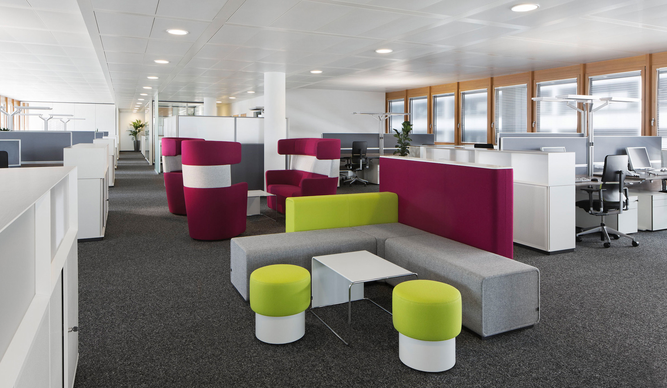 Bene-PARCS-Pop-Up-Stool-mit-einer-Vielfalt-an-Stoffbezugen-fur-den-flexiblen-Einsatz-im-Open-Office