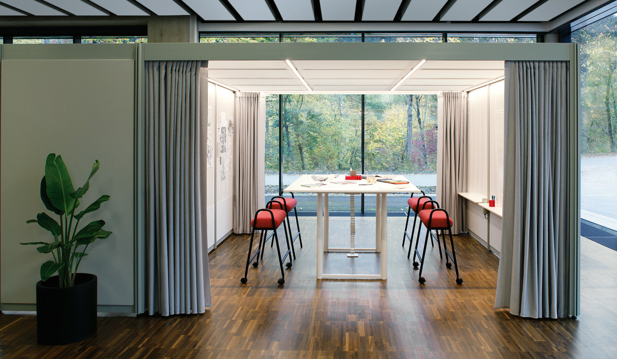 Bene-U-TURN-Sitzgelegenheit-auf-Rollen-oder-Gleitern-optional-mit-schwenkbarem-Aufsatztisch