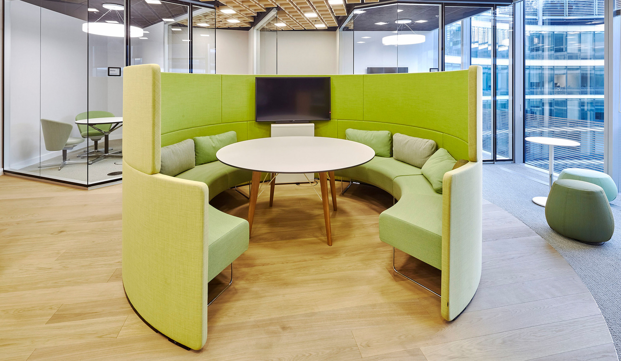 Bene-PARCS-Toguna-Circle-Raum-im-Raum-Element-mit-halbhohen-Wanden-fur-entspannte-Gesprachsraume