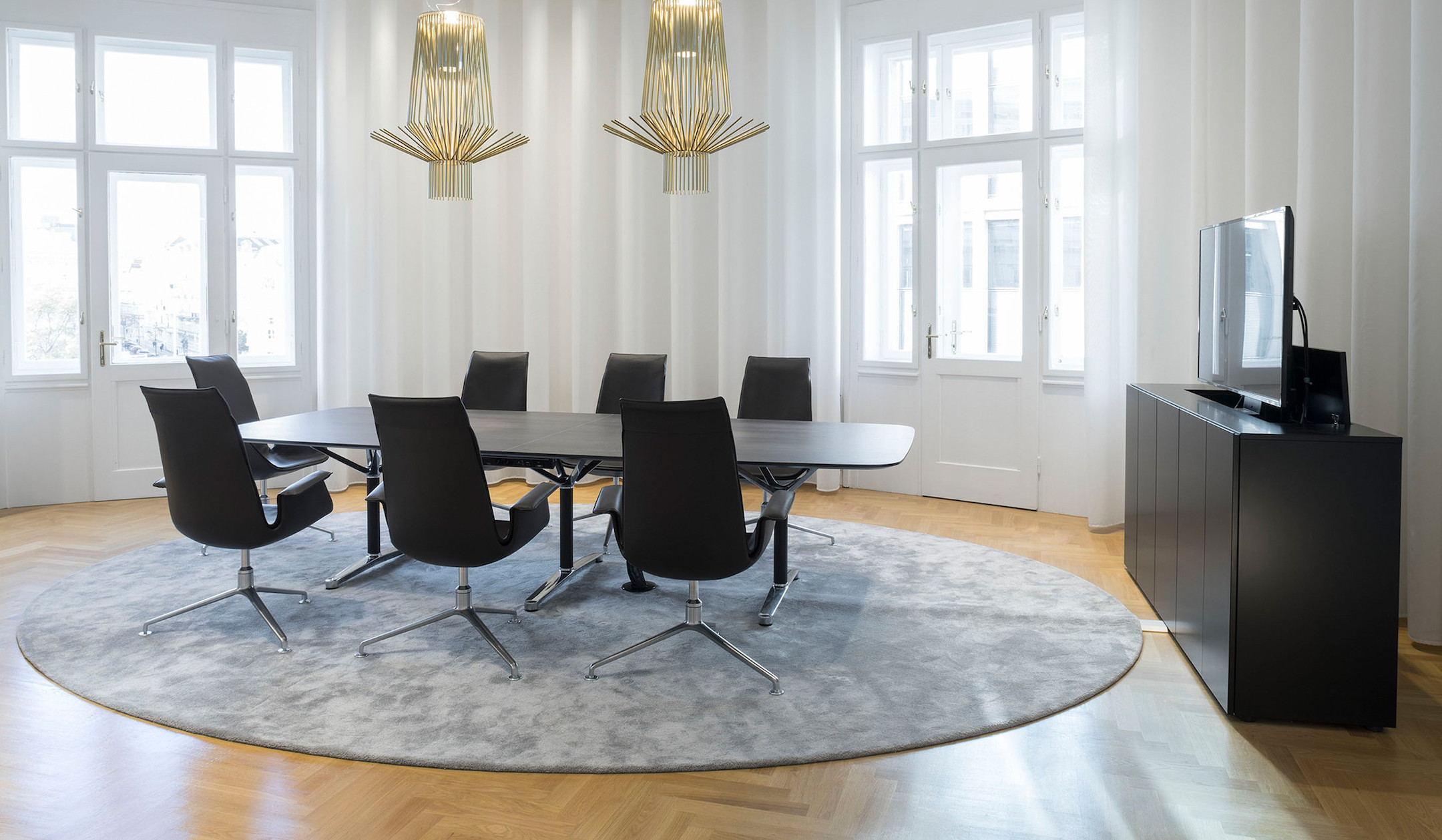 Bene-FILO-Table-ovaler-Besprechungstisch-mit-zweiteiliger-Tischplatte-fur-kollaborative-Workshops