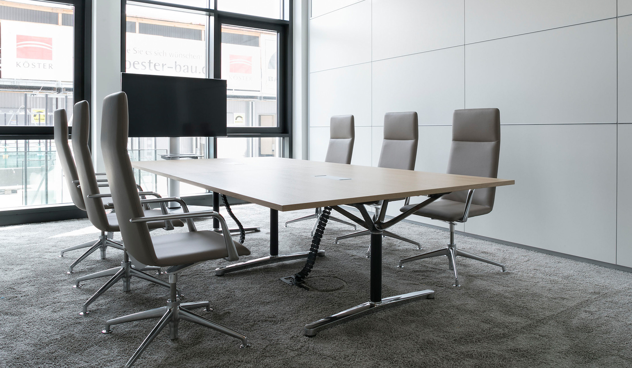 Bene-FILO-Table-rechteckiger-Besprechungstisch-mit-zweiteiliger-Tischplatte-fur-mittlere-Projektgruppen