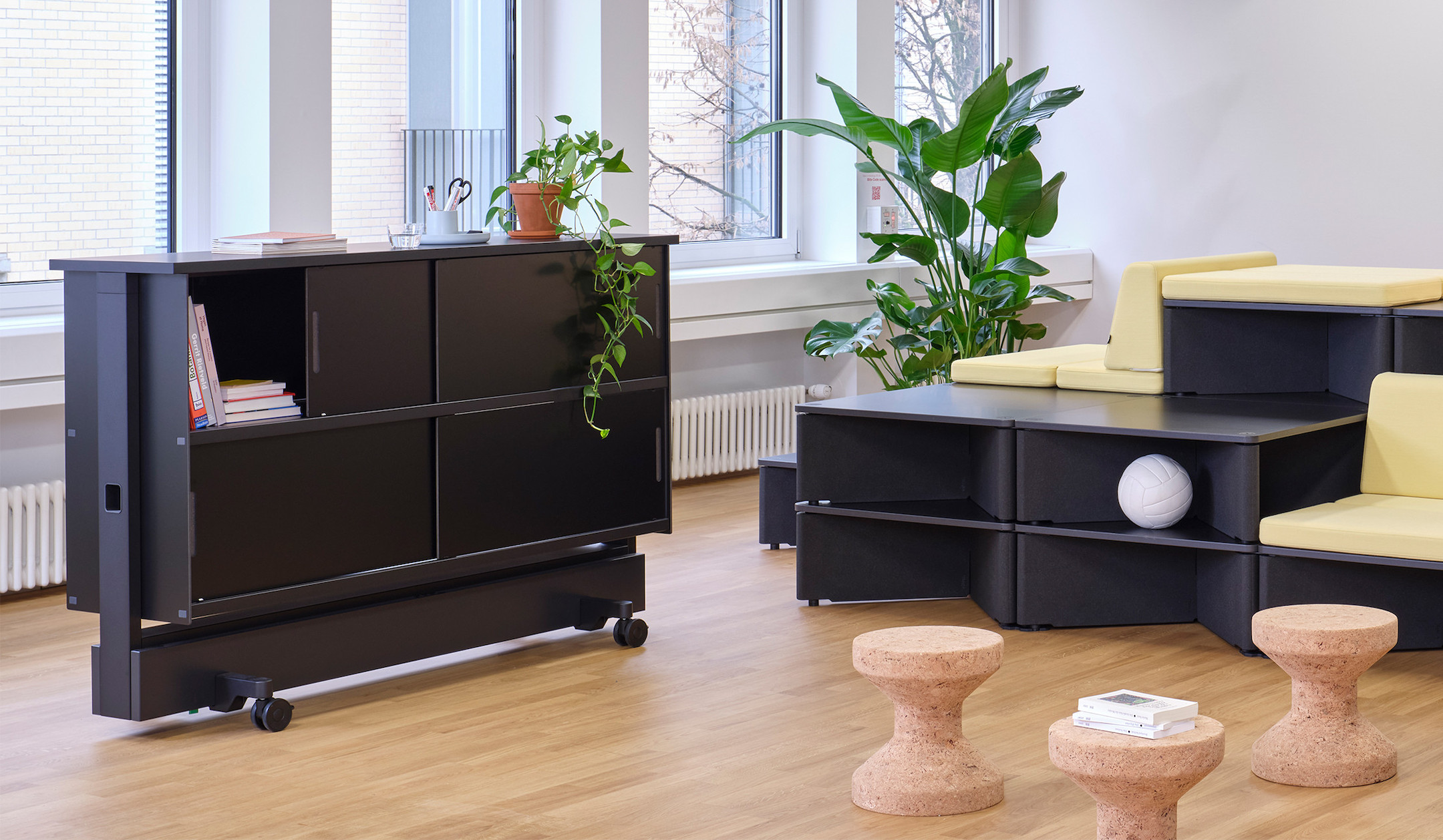 Vitra-Dancing-Station-mobiler-Raumtrenner-Entsorgungsstation-Schrank-und-Schreibtisch-fur-eine-flexible-Raumgestaltung