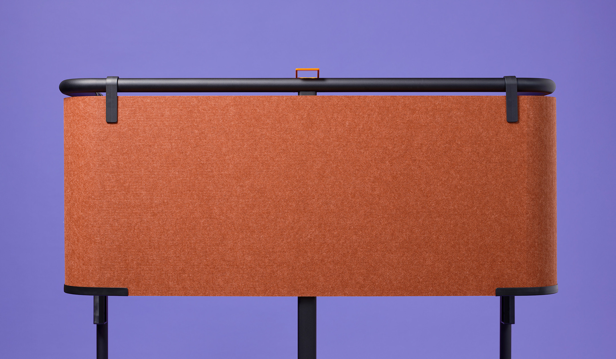Vitra-Scout-Work-hohenverstellbarer-Einzelschreibtisch-mit-Sichtschutz-Accessoires-fur-Open-Spaces