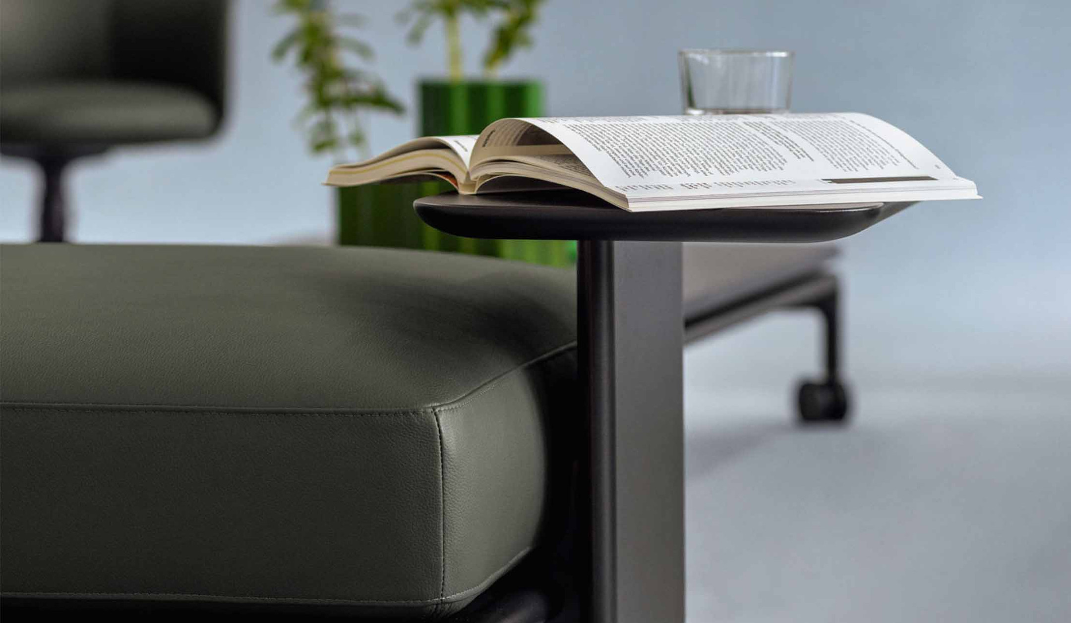Vitra-Anagram-Club-flexibles-Sofasystem-fur-die-individuelle-Gestaltung-komfortabler-Sitzlandschaften-und-Loungebereiche