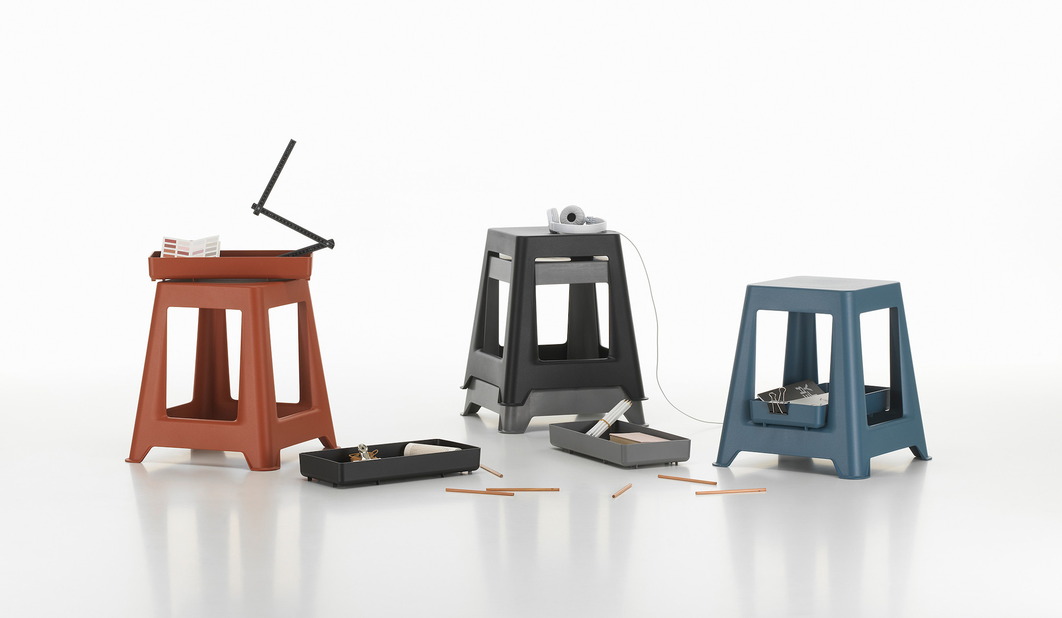 vitra-chap-hocker-aus-recyceltem-kunststoff-in-tiefschwarz