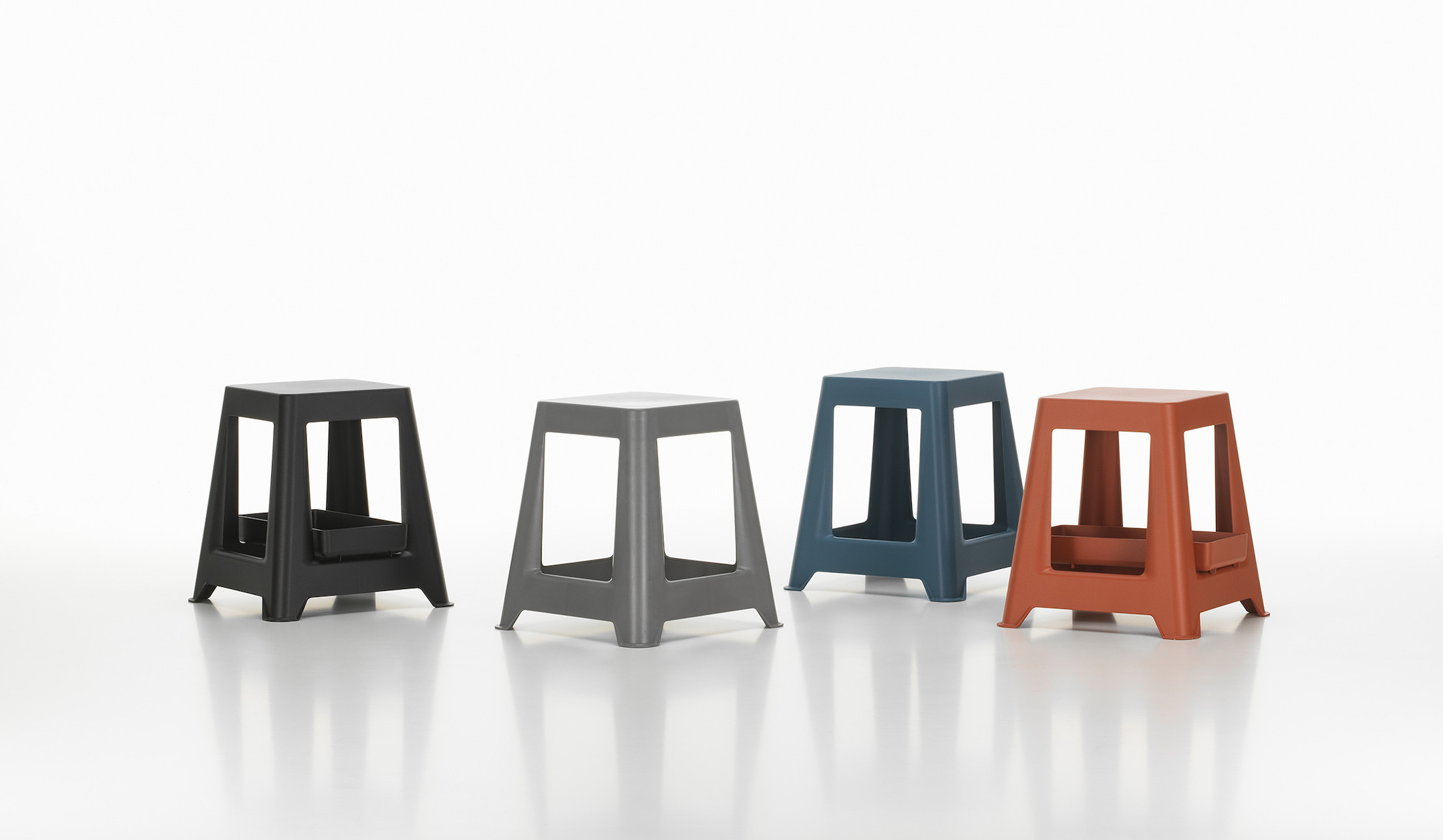 Vitra-Chap-Hocker-aus-recyceltem-Kunststoff-in-meerblau