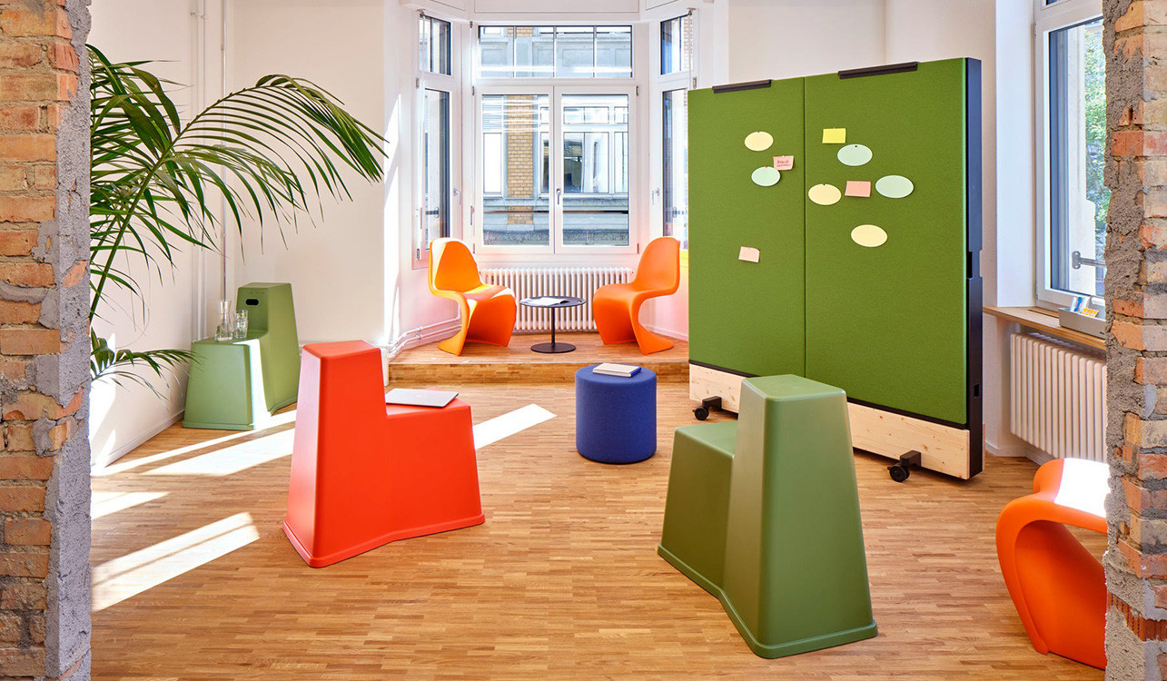 Vitra-Dancing-Wall-mobile-Trennwand-Medienmobel-Whiteboard-Regal-und-Garderobe