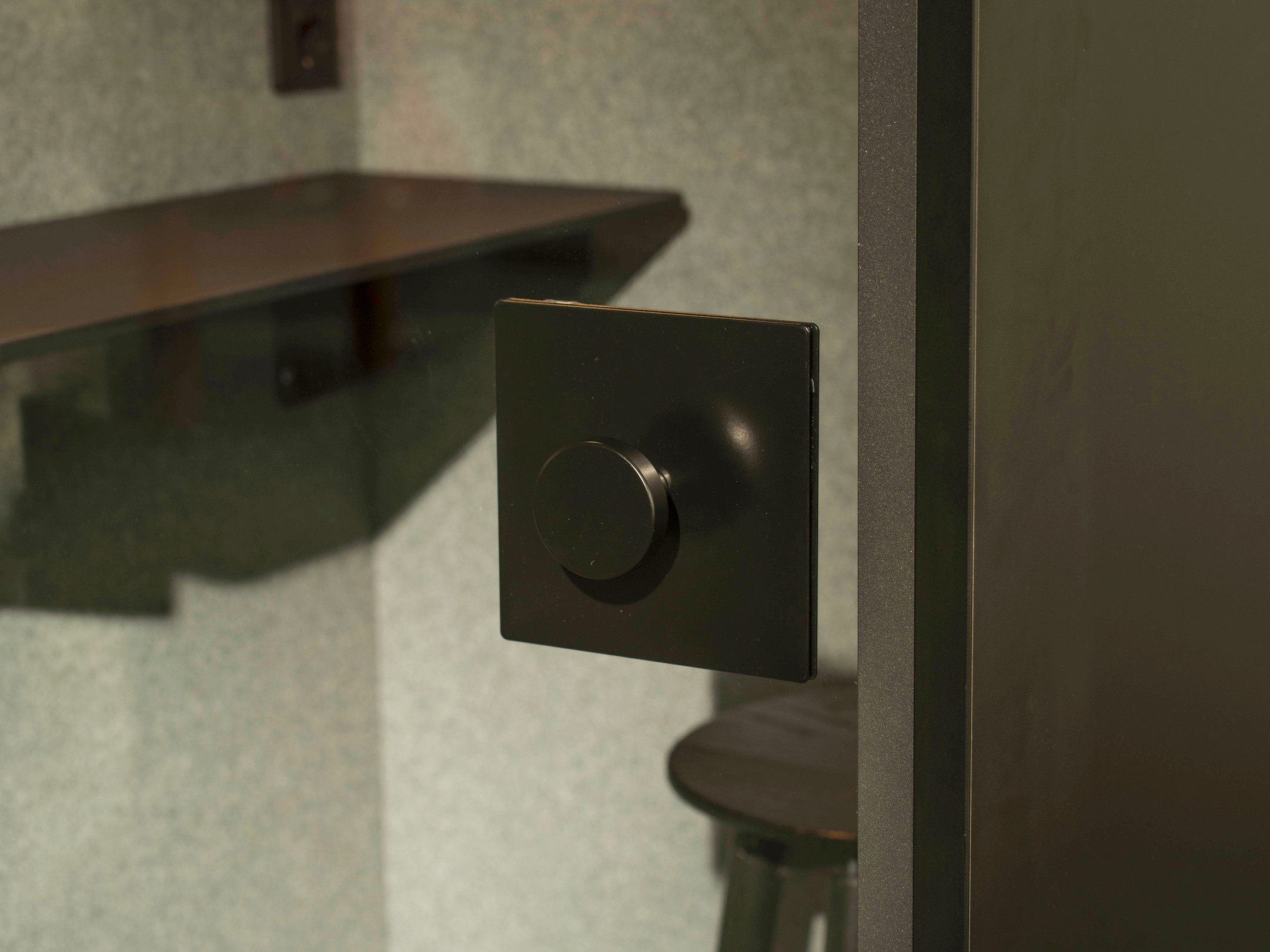 Berlin-Acoustics-FOCUS-Schallisolierende-Telefonbox-mit-integriertem-Tisch-fur-eine-Person