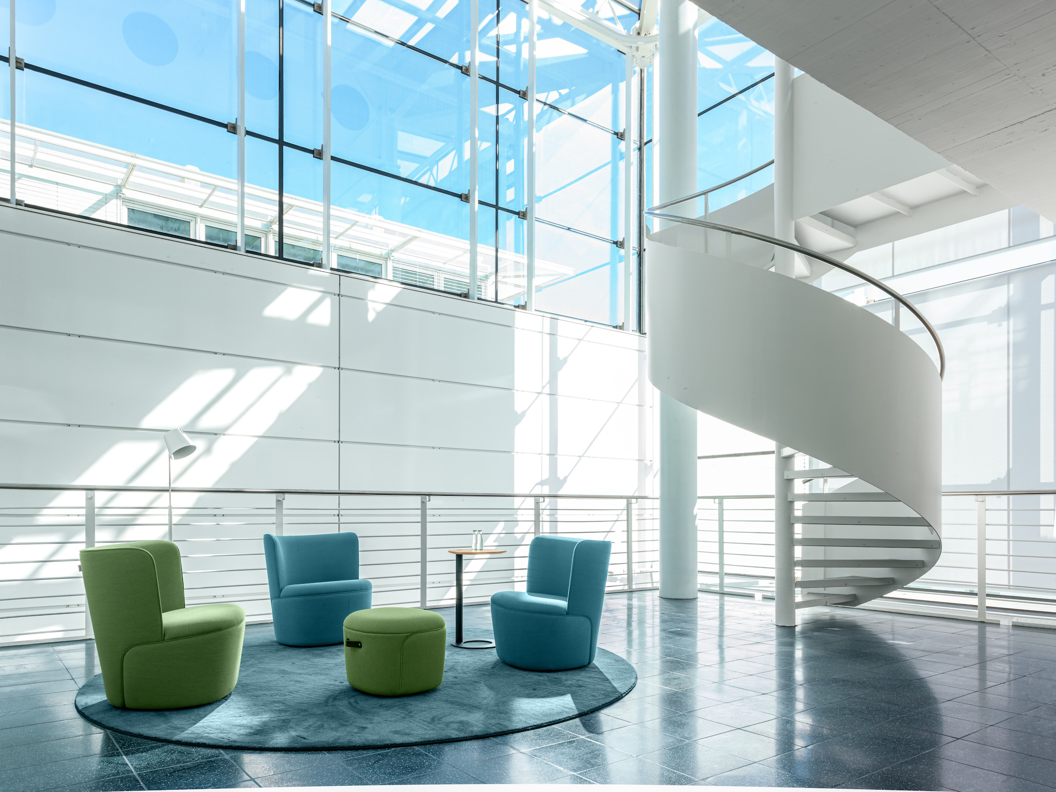 Girsberger-Tala-Beistelltisch-Schmale-Ablageflache-mit-praktischer-Stifthalterung-fur-Loungemobel