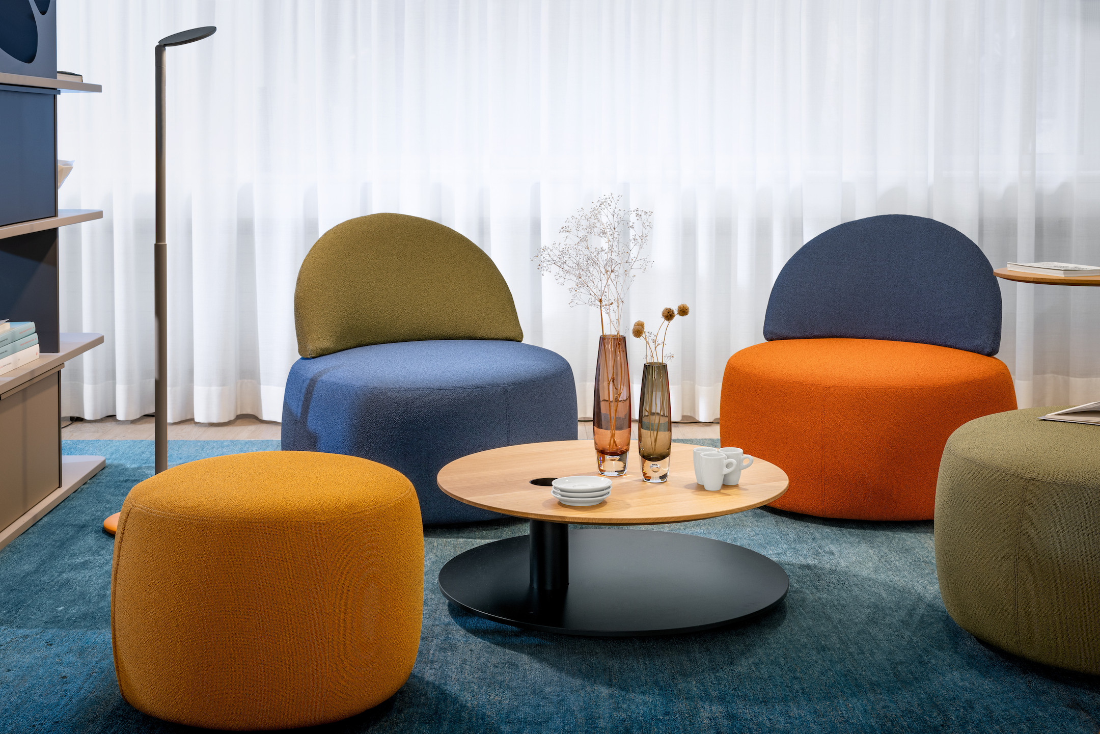 Girsberger-Tala-Low-Beistelltisch-Stilvolle-Ablageflache-auf-zwei-Ebenen-mit-praktischer-Stifthalterung