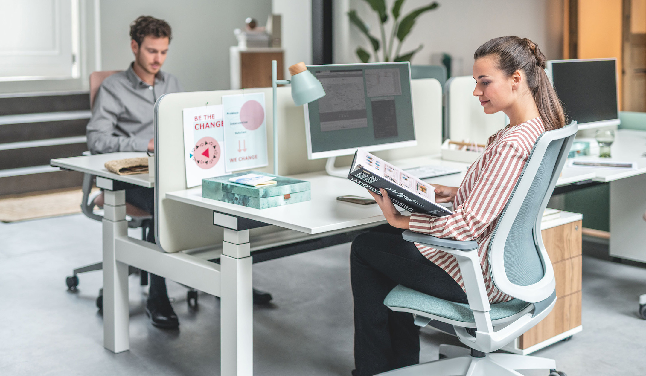 Sedus-se-lab-twin-Doppel-Arbeitsplatz-fur-agile-Teamburos-mit-regelmassigen-Haltungswechsel