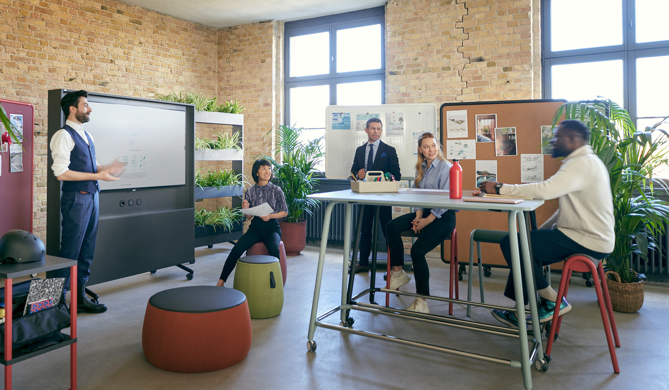 Sedus-se-lab-pin-and-write-Whiteboard-und-Kork-auf-Rollen-fur-kreative-Meetings