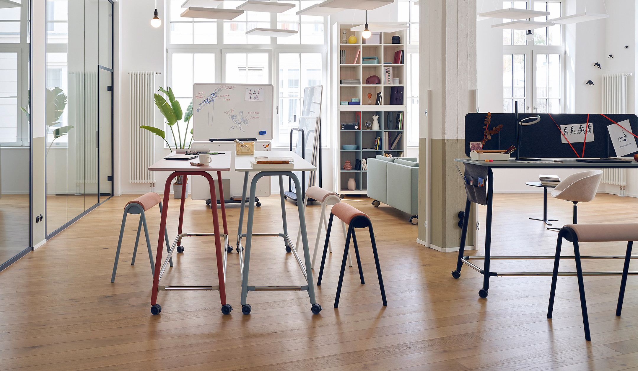 Sedus-se-lab-hopper-Sitzbock-fur-dynamisches-Sitzen-in-agilen-Workshops-und-spontane-Meetings