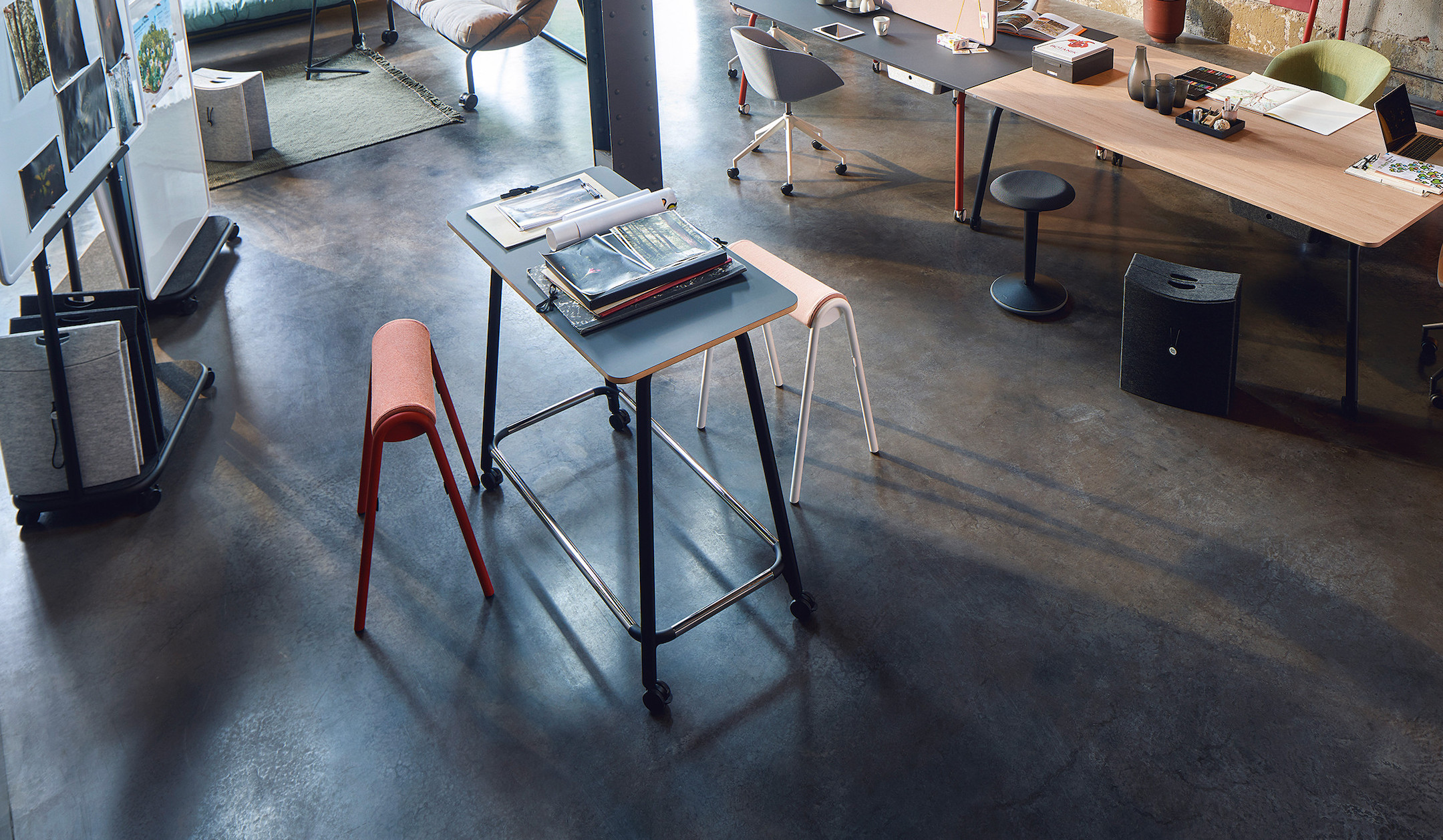 Sedus-se-lab-high-desk-agile-Workshop-Tisch-mit-Rollen