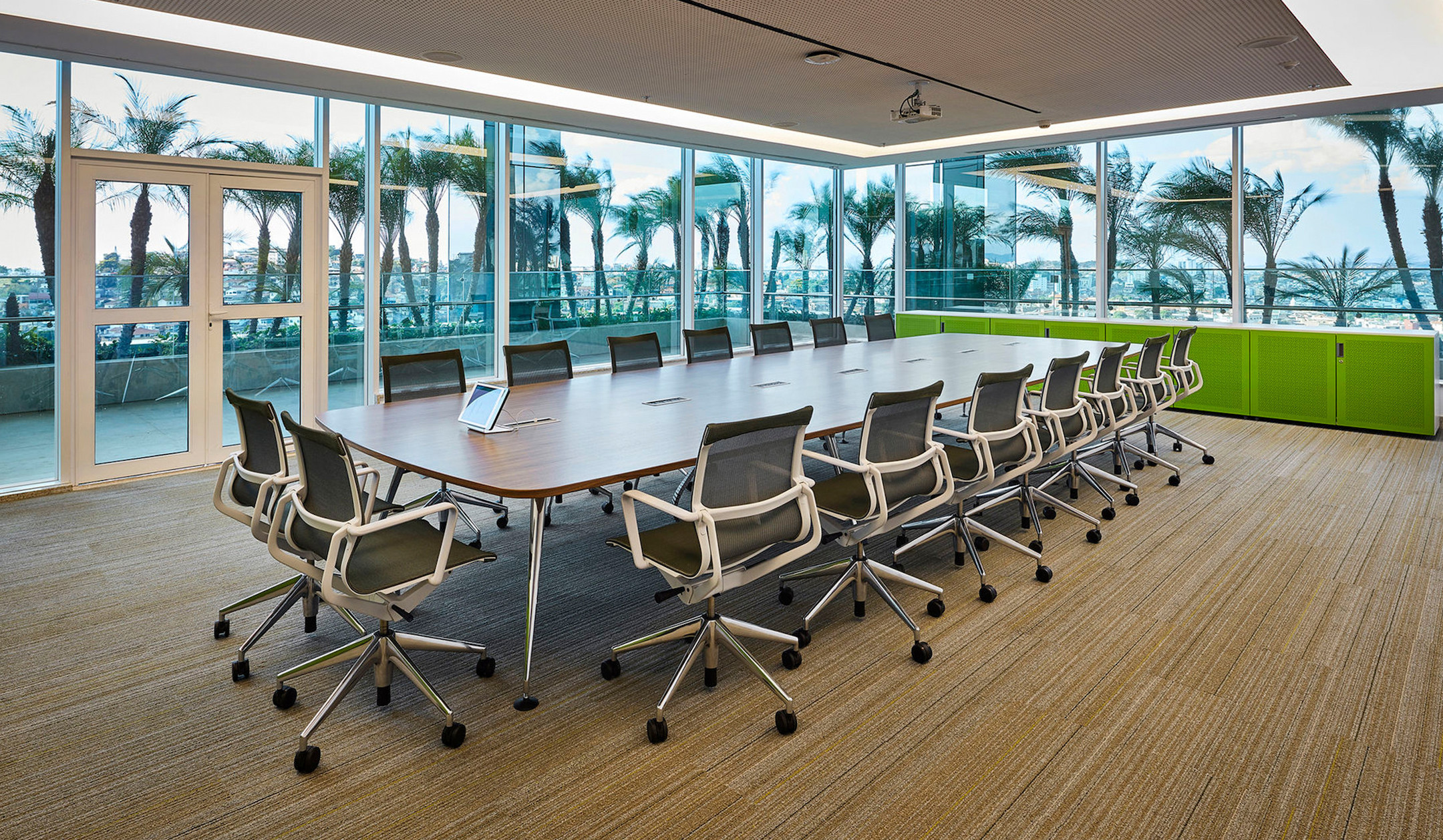 Vitra-MedaMorph-Konferenztisch-in-Bootsform-mit-intelligenter-Elektrifizierung-fur-effiziente-Meetings