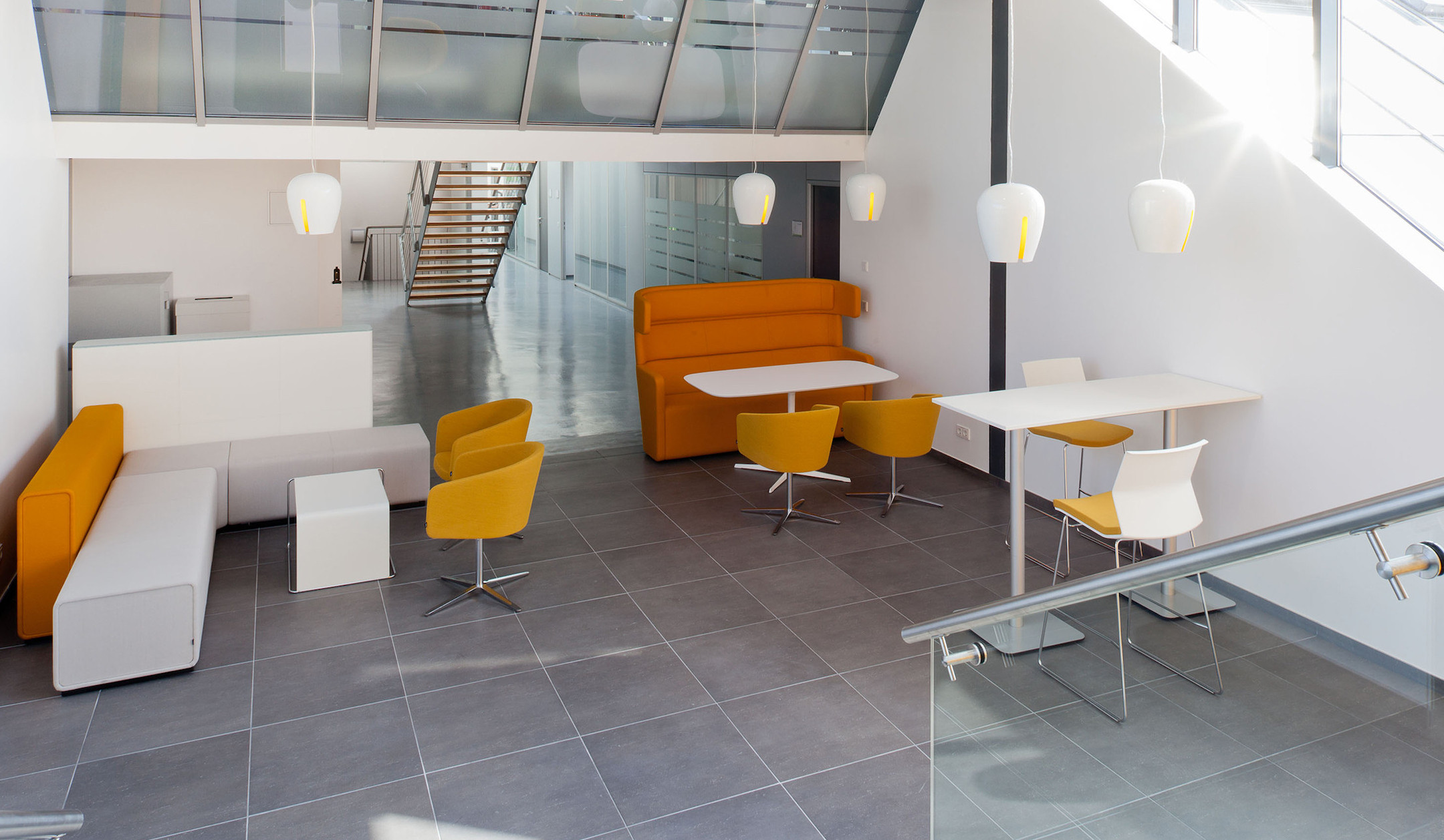 Bene-PARCS-Wing-Sofa-mit-seitlichen-Kopfstutzen-fur-visuelle-und-akustische-Abschirmung