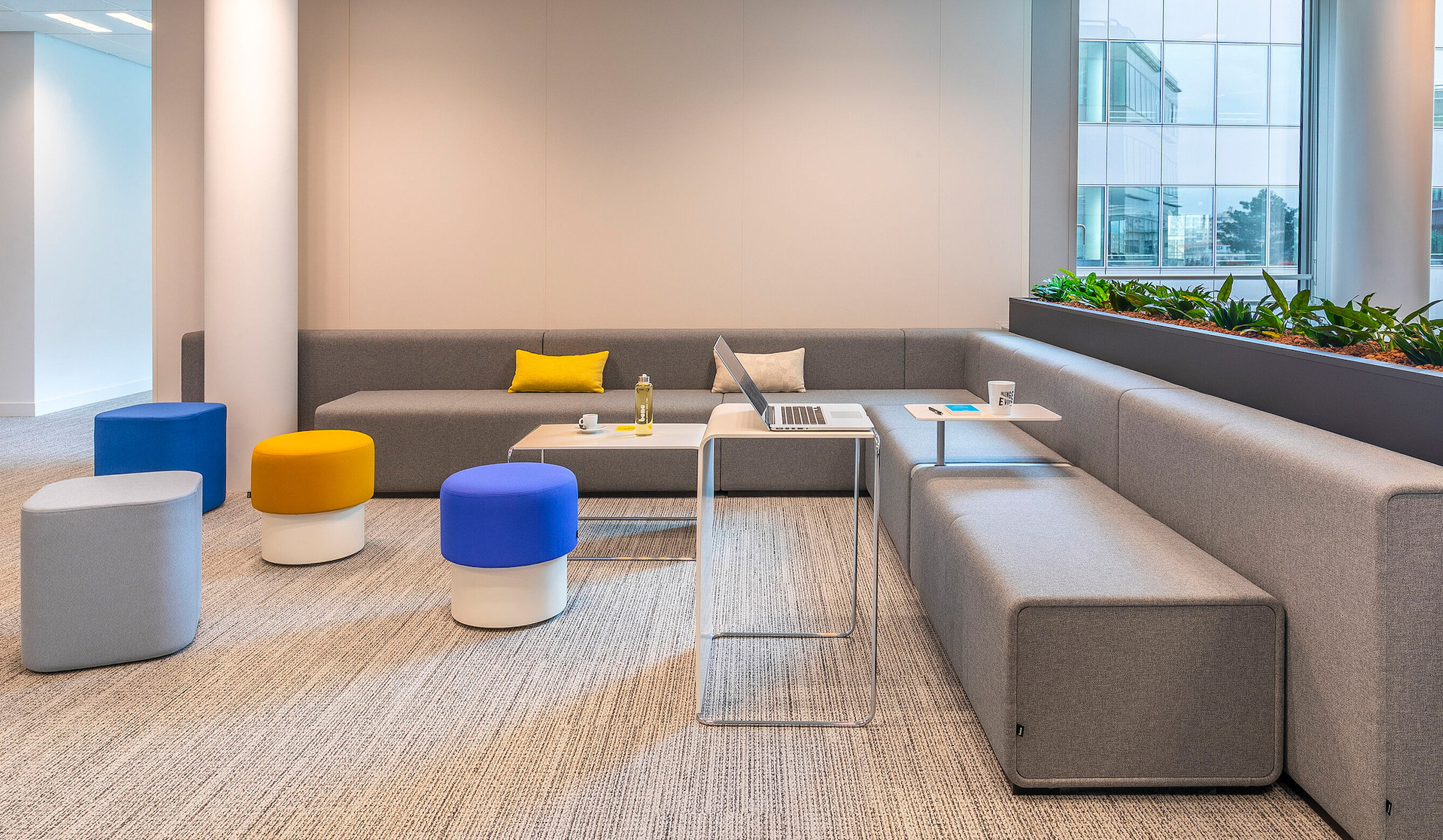 Bene-PARCS-Pop-Up-Stool-mit-einer-Vielfalt-an-Stoffbezugen-fur-den-flexiblen-Einsatz-im-Open-Office